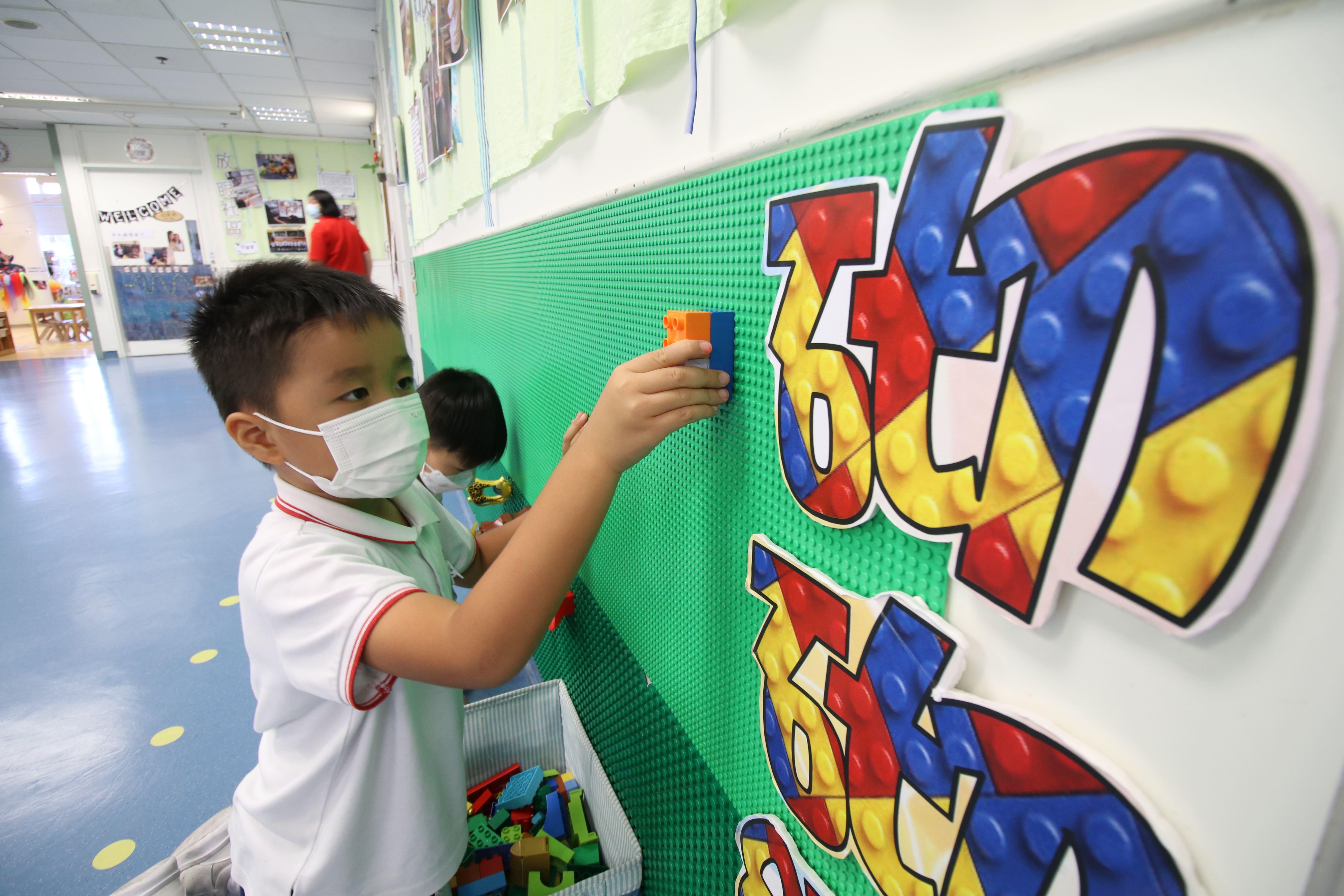 學校善用每個空間,就算是小朋友等待上洗手間時,都可以在牆上砌LEGO或填顏色,以訓練創意及小肌肉。