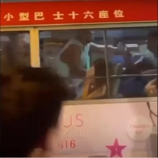 白衣男子衝向車尾揮拳。(網片截圖)