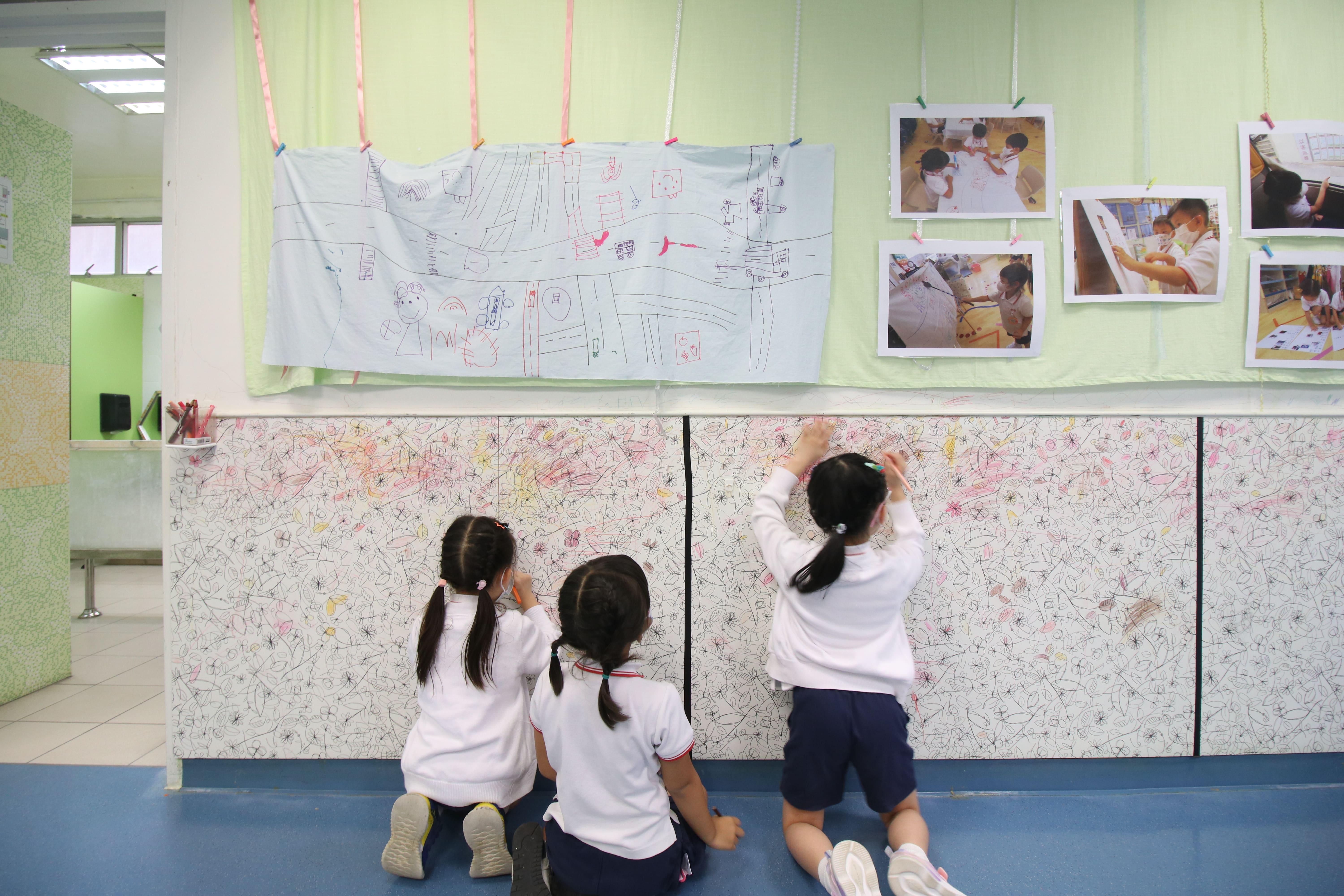 學校善用每個空間,就算是小朋友等待上洗手間時,都可以在牆上砌LEGO或填顏色,以訓練創意及小肌肉。
