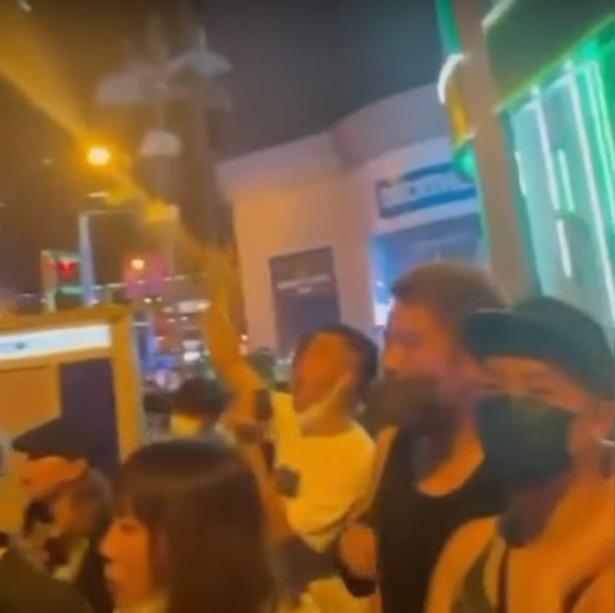 車外大批途人駐足觀賞喝采。(網片截圖)