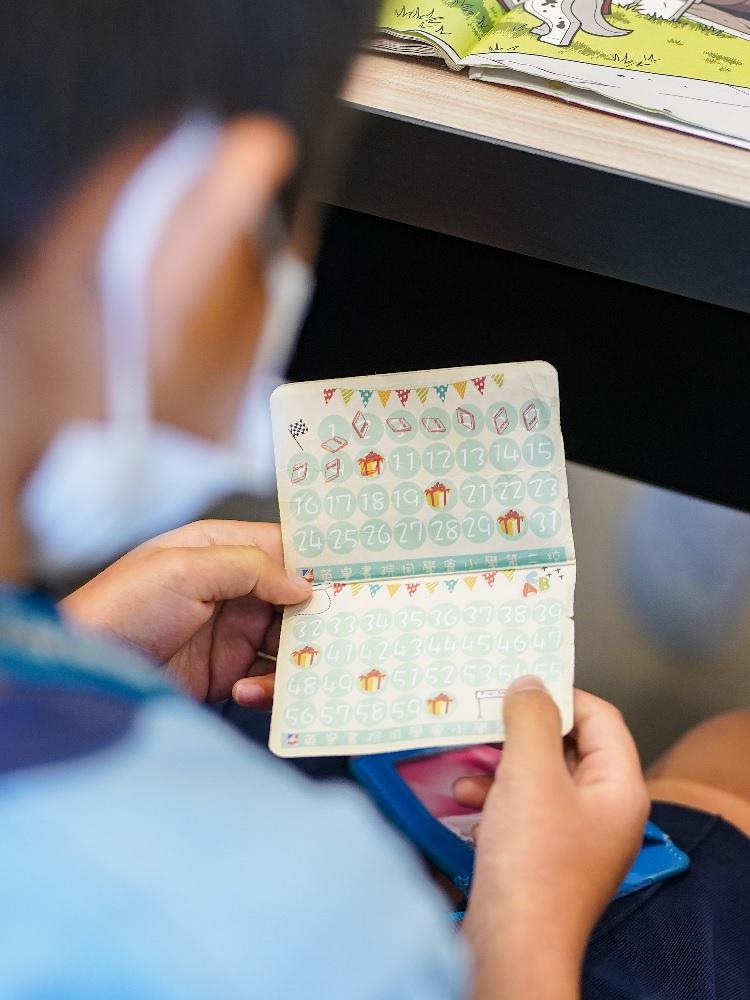 學生在圖書館借閱圖書,閱畢後,老師會為他們蓋上印章,存夠章印學生便可換取喜愛的禮物。