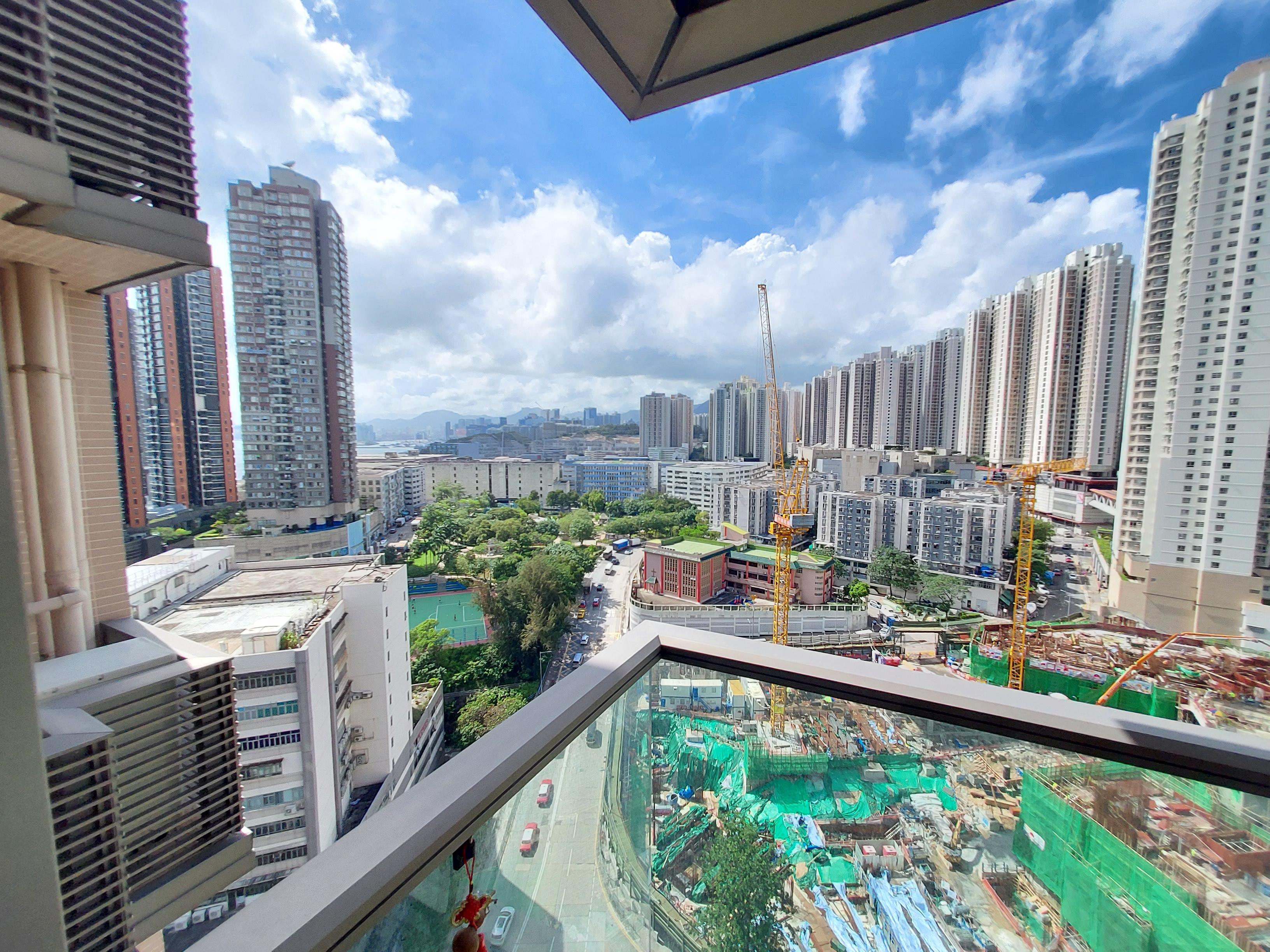 單位望開揚市景,更可眺望少許海景。