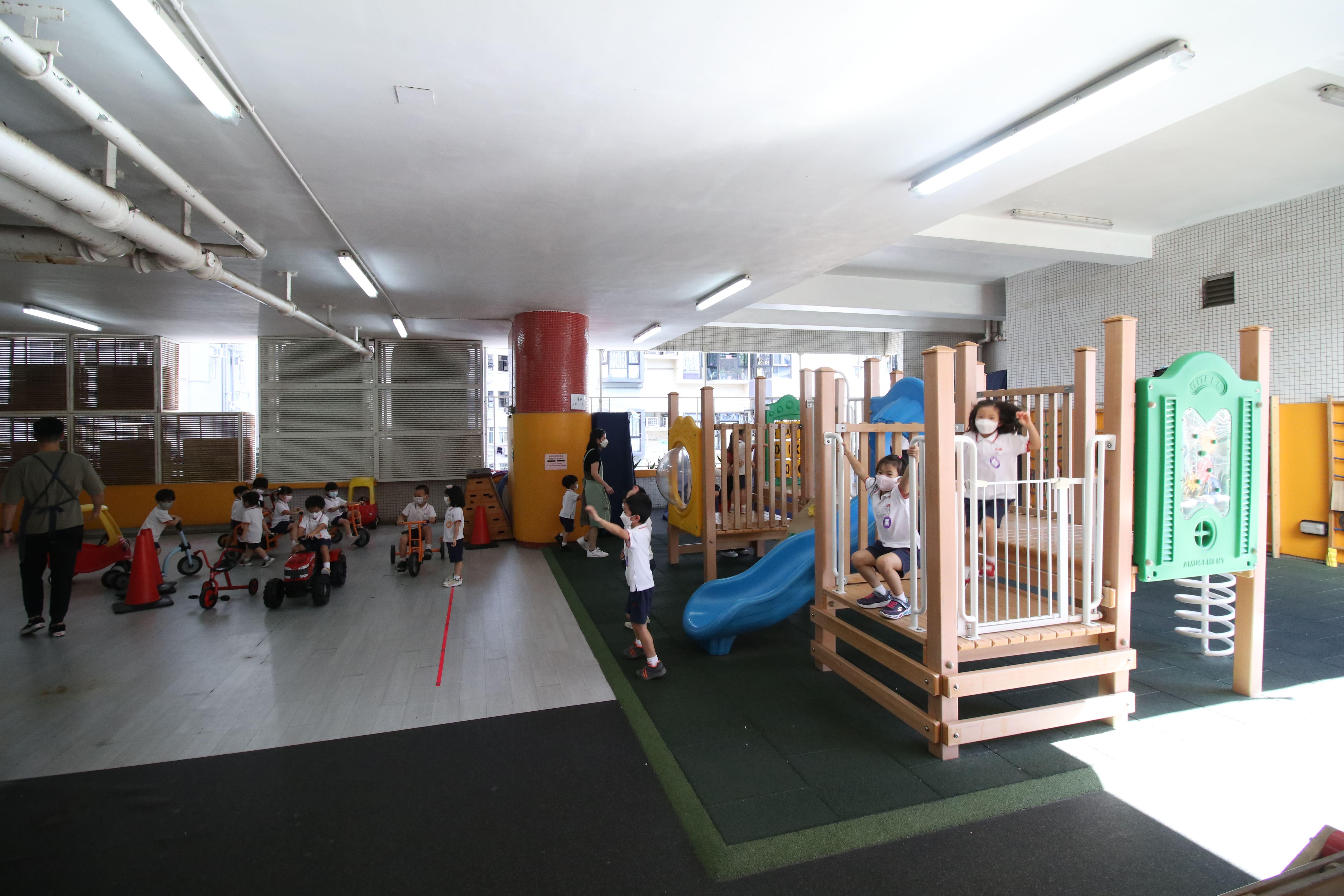 校內有室內體能場、半開放式空中花園,增加孩子活動機會。