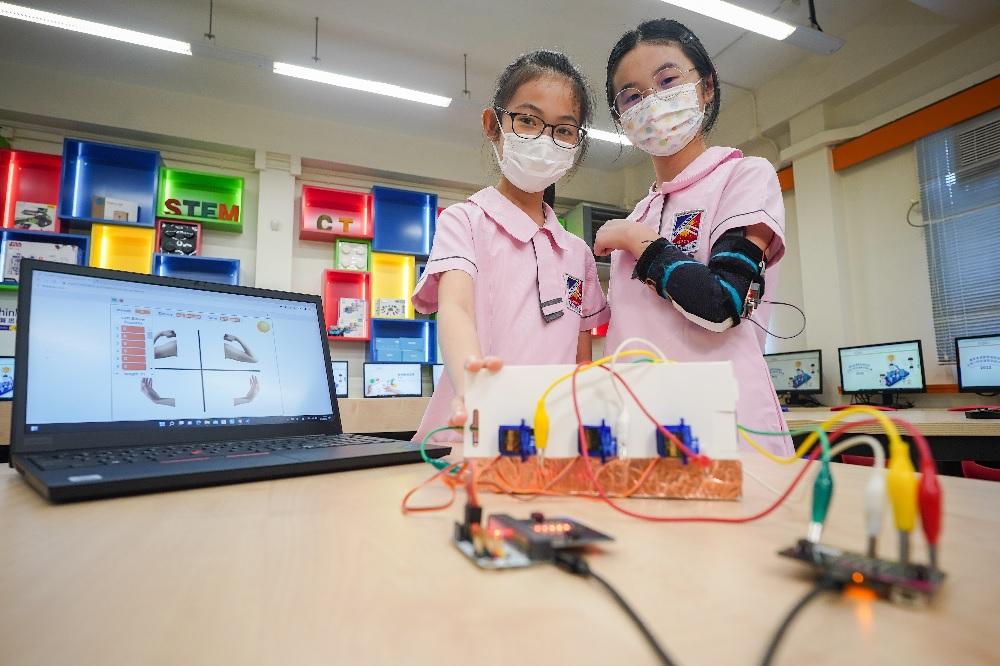 4年級陸晞悠(左)及蔣可嵐以作品「『治』健康」─幫助患者進行復康治療,奪得「全港小學生運算思維比賽」亞軍。