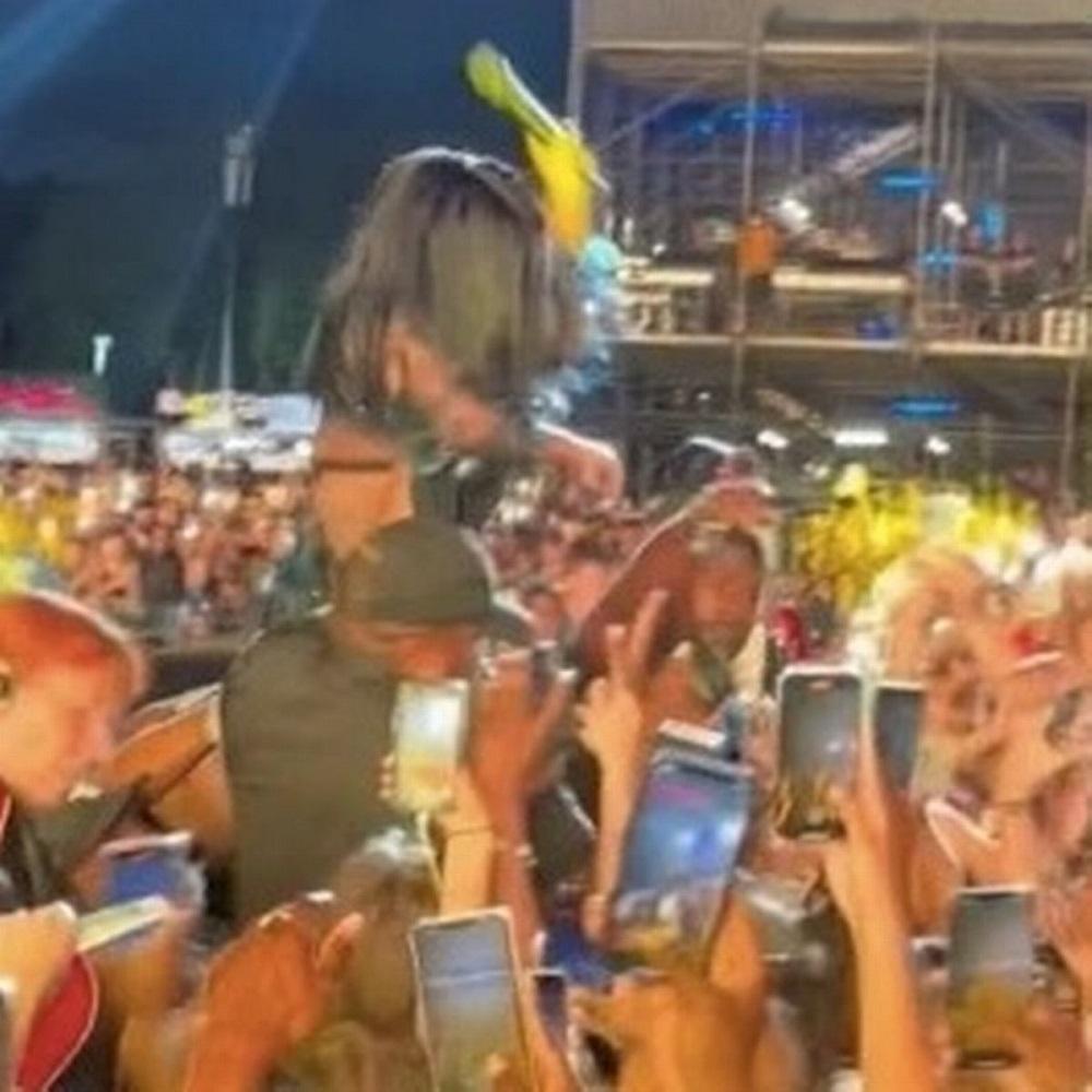 影片所見,Cardi B明顯用咪瘋狂扑人。