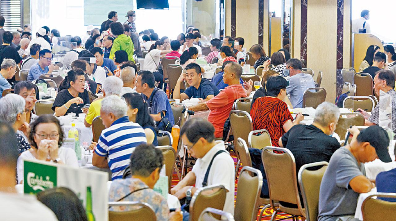 確診升得快 單日近萬宗 酒樓怨「出示快測」趕客  陳國基:疫情回落會放寬