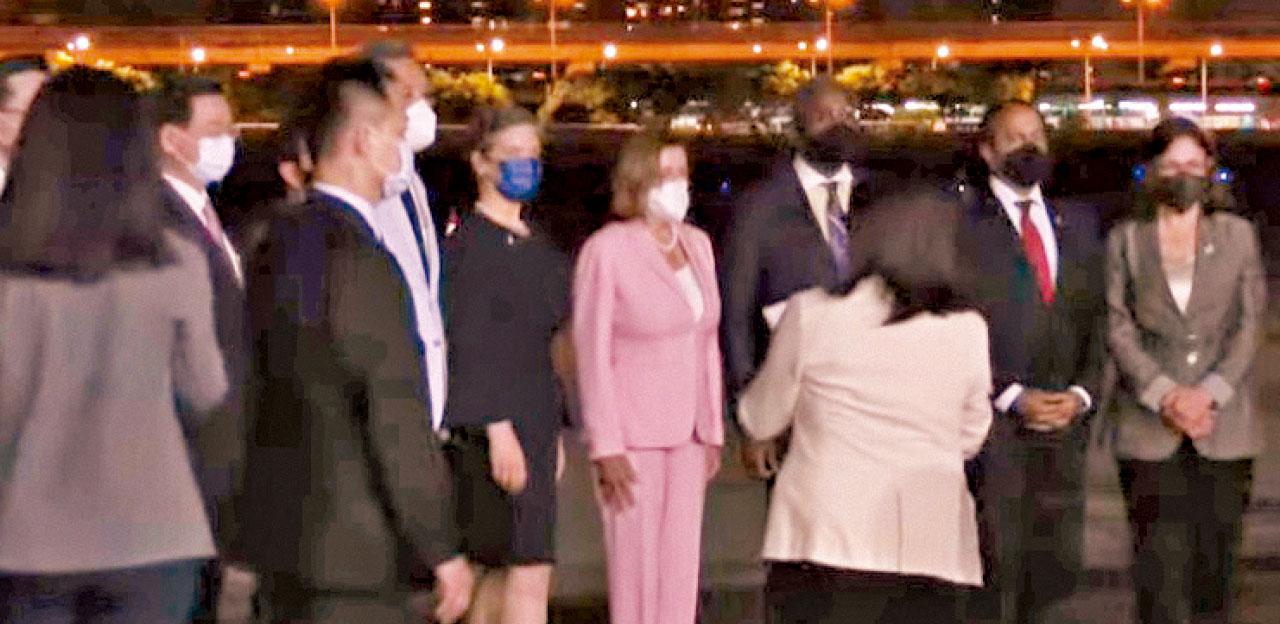 北京嚴厲譴責佩洛西訪台 解放軍圍台島實彈演習