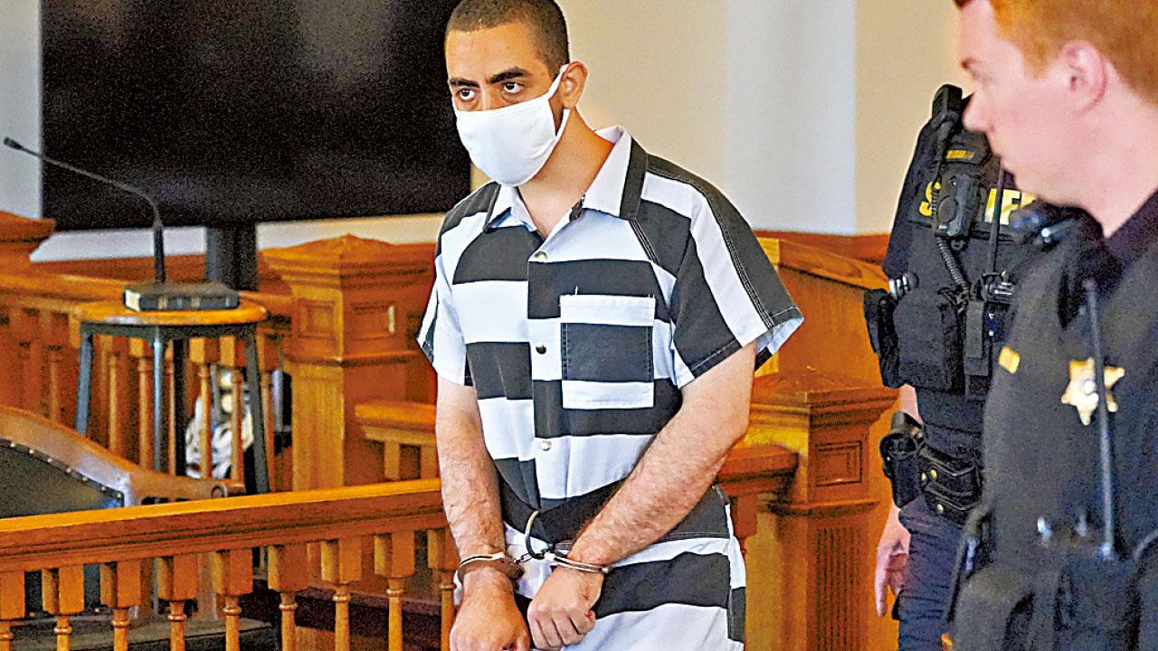 伊朗禁書《撒旦詩篇》作者遇襲 控方:頸遭刺3刀腹中4刀