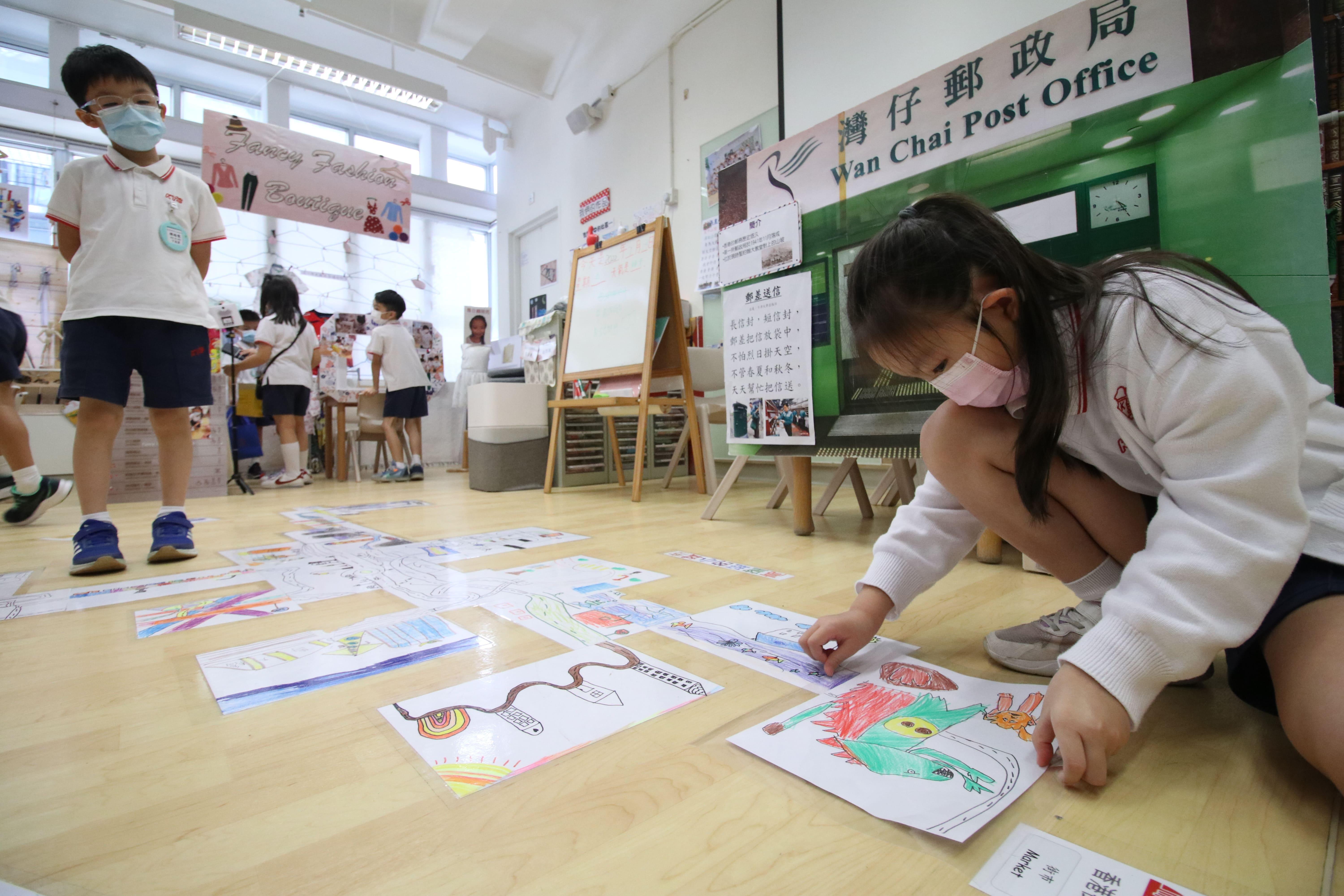 學生會將外出的所見所聞加以創作,並在班房建構一個他們心目中的香港。