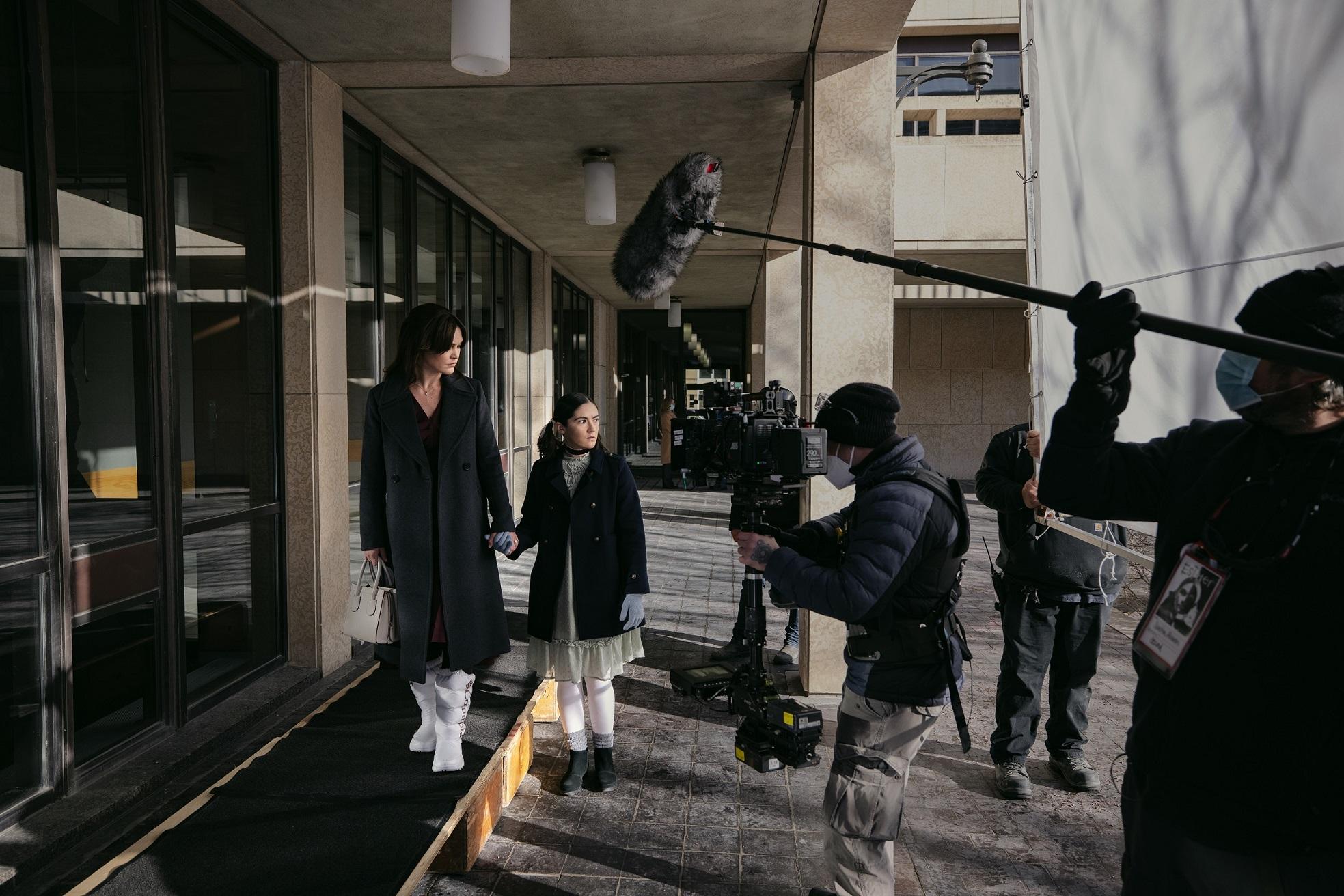 了製造出成人與9歲小童的身高差,其他演員都要站在特製的台階上。