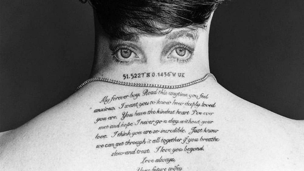 Brooklyn將老婆的眼睛和情書紋在頸後。