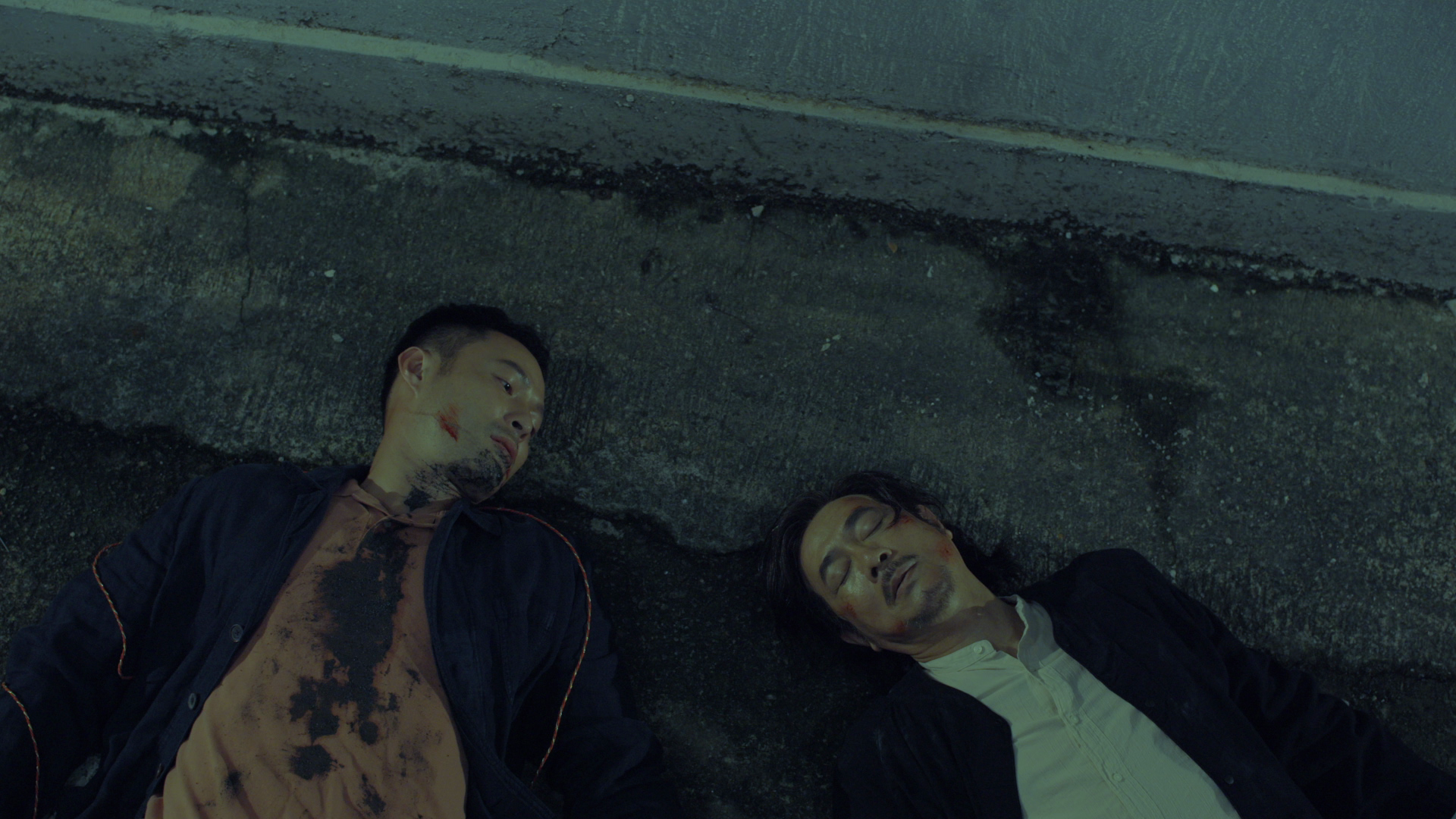 張達倫跟李成昌墮樓倒卧後巷,為結局留下伏線。