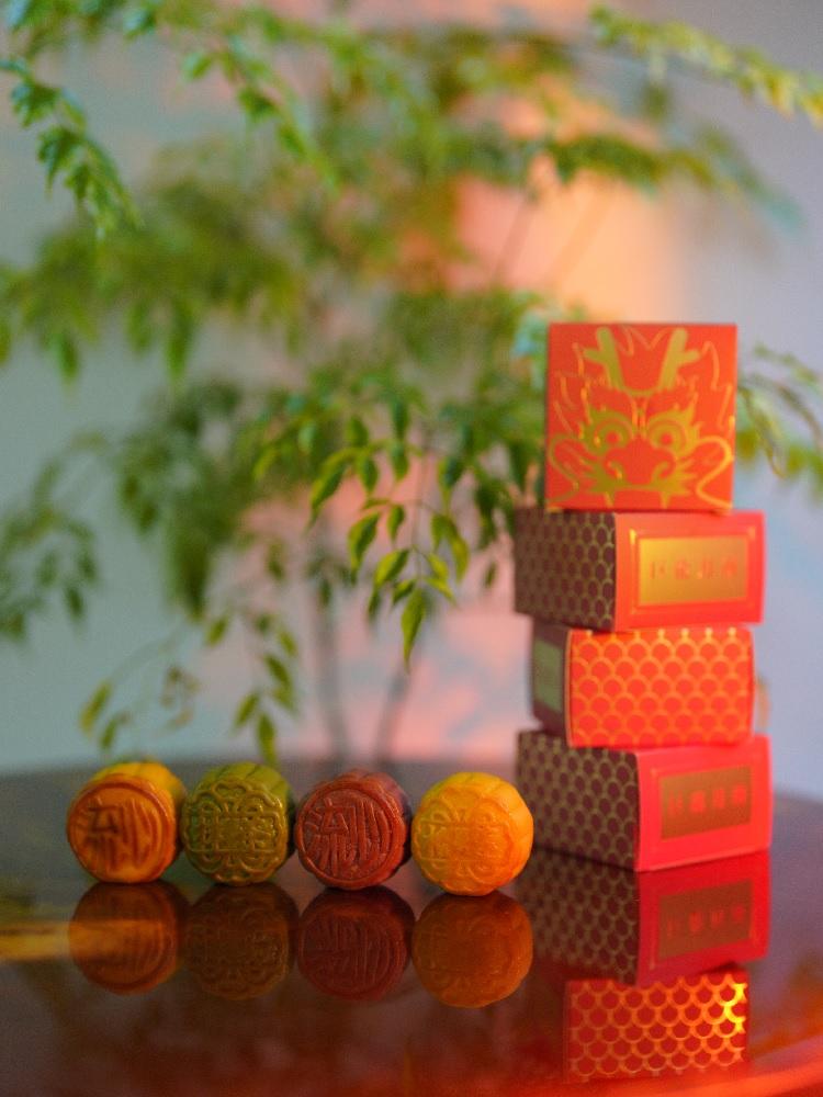 Dragon Pot│Dragon Pot 由「巨龍」出品,絕對是市集頭號搶購產品!「巨龍四色迎月」一盒有齊抹茶紅豆、榴槤流心、奶黃流心,以及蔓越莓四款月餅。除了月餅外,攤位還售賣即日新鮮製造的急凍盆菜及招牌辣椒醬,各位粉絲絕對不可以錯過。