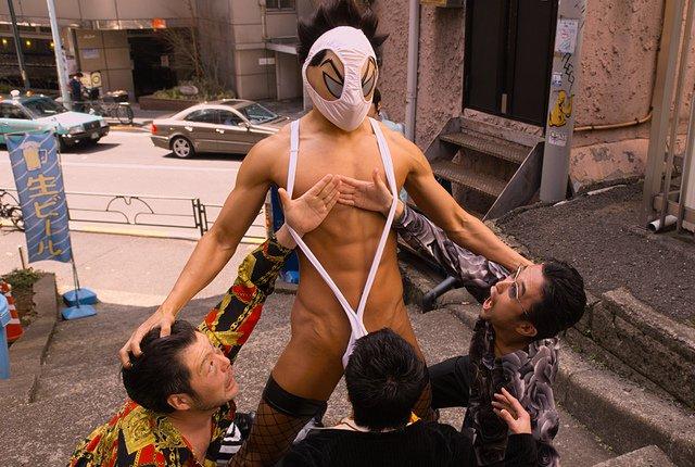 鈴木亮平2013年憑在《變態超人》的破格造型演出走紅。