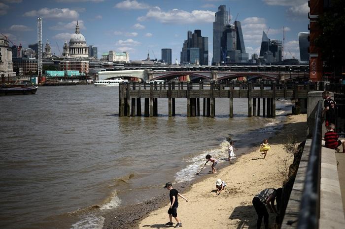 法國歐洲議會議員指控英國排放未處理污水，危害海洋及健康。(路透社)
