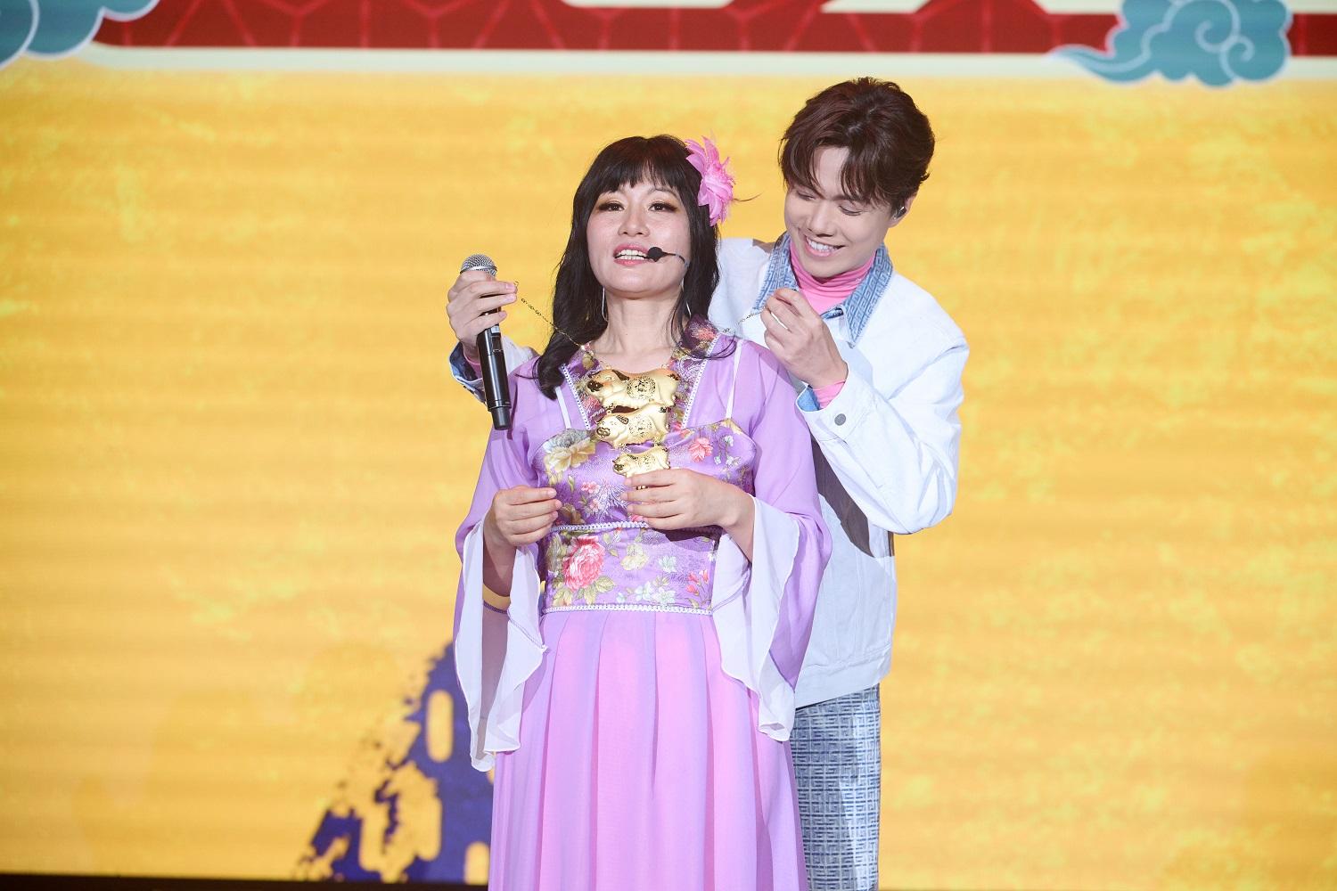 軒仔為七師傅戴上「定情信物」。