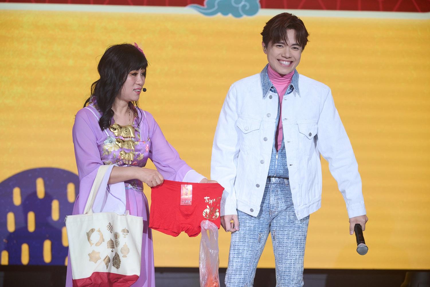 軒仔獲七師傅送贈底褲。