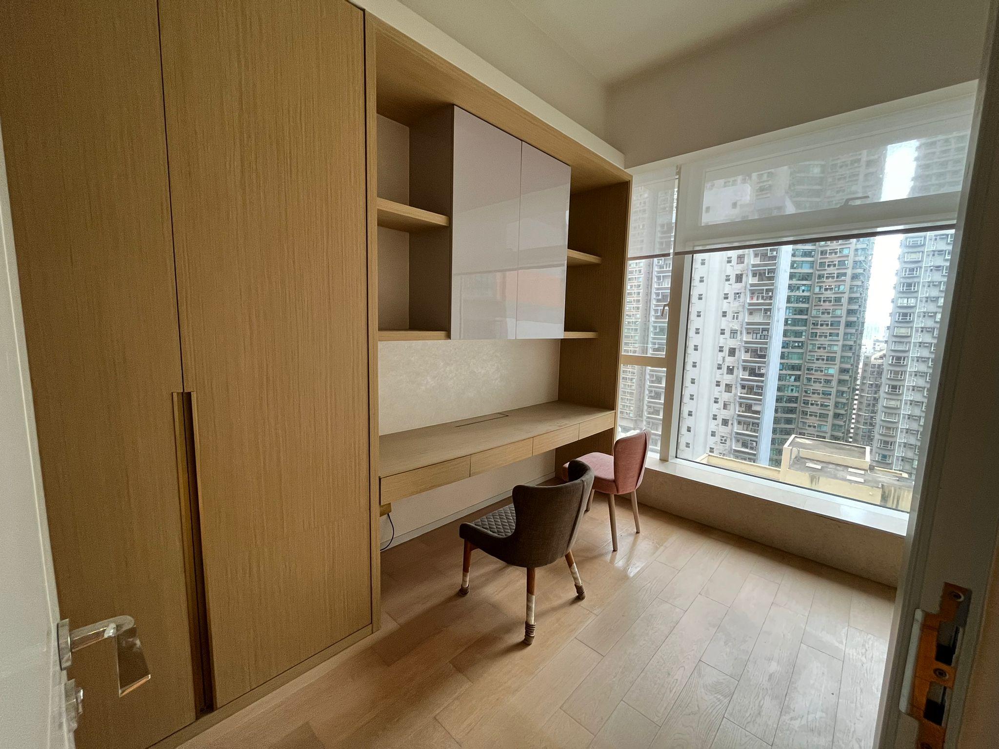 其中一個房間改作書房用途。