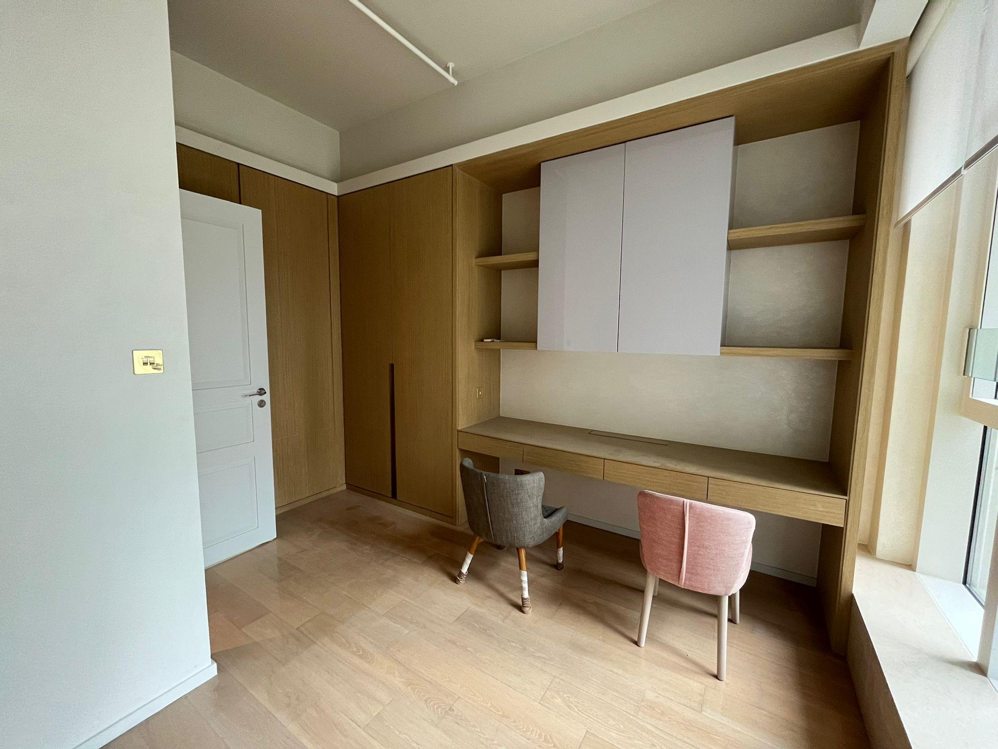 其中一個房間改作書房用途。