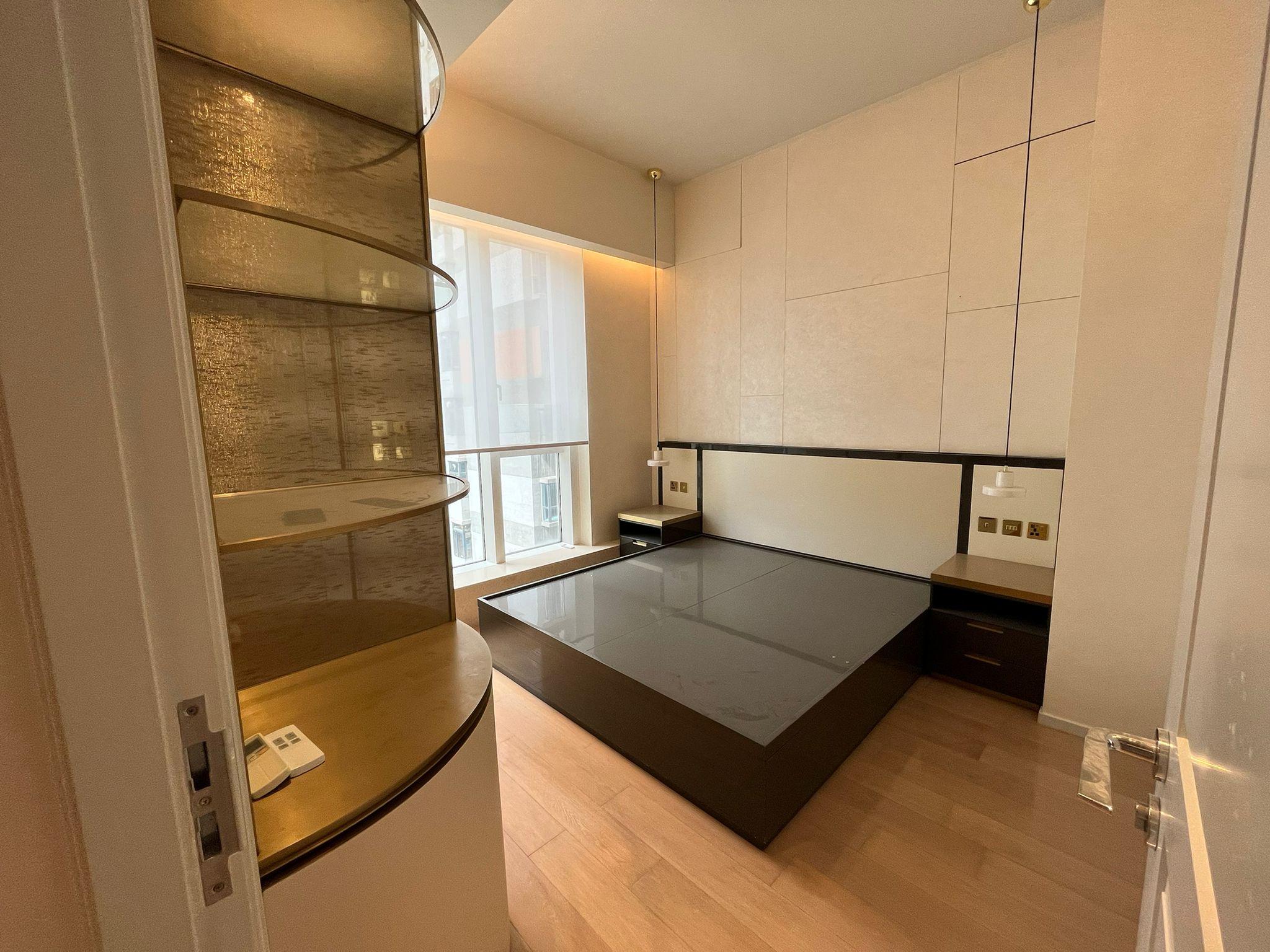 主人套房闊大四正,設有置頂大櫃,方便收納。