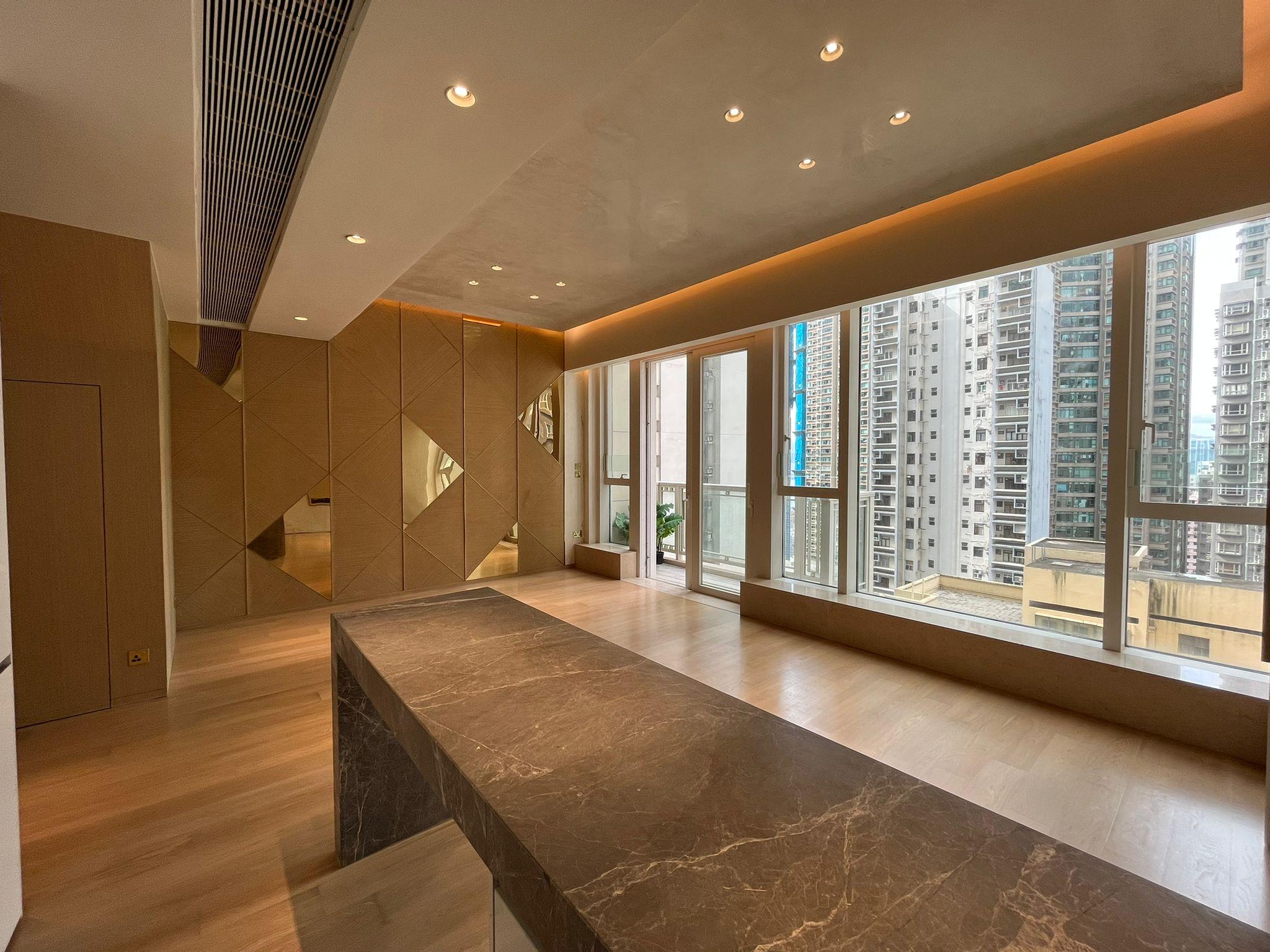 L型大廳配落地大玻璃窗,室內光線充足。