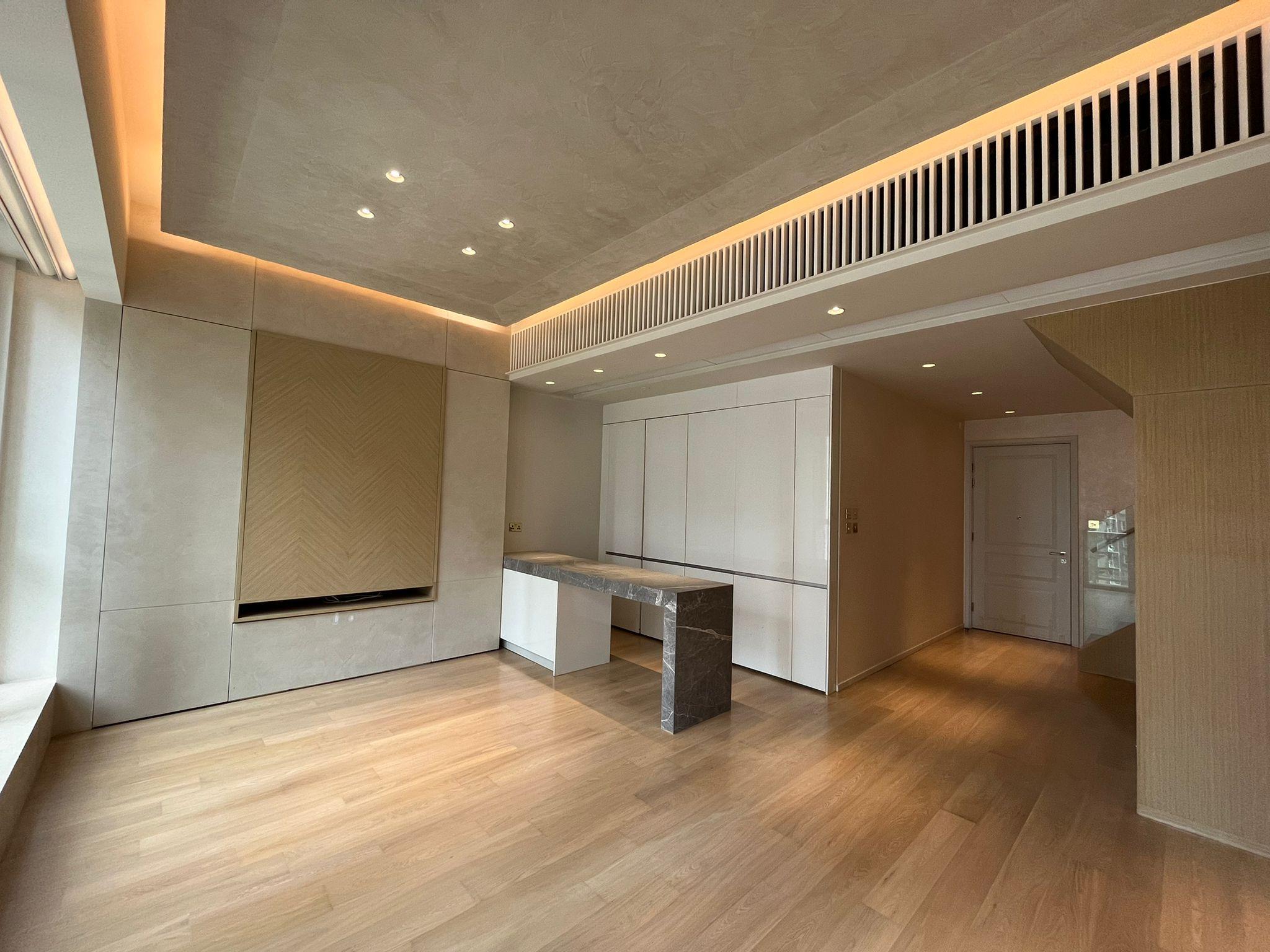 單位下層是闊落的大廳和開放式廚房。