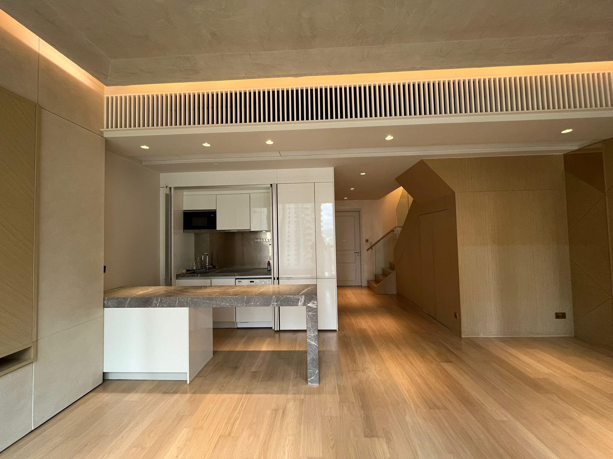 開放式廚房設有趟門,將廚房的用具和電器隱藏,令視覺效果更加整齊美觀。