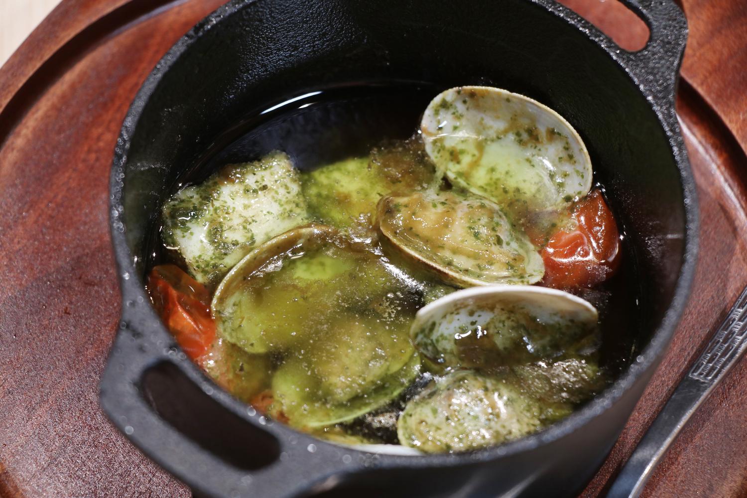 羅勒醬蒜香橄欖油煮魷魚蕃茄(配法包) $48