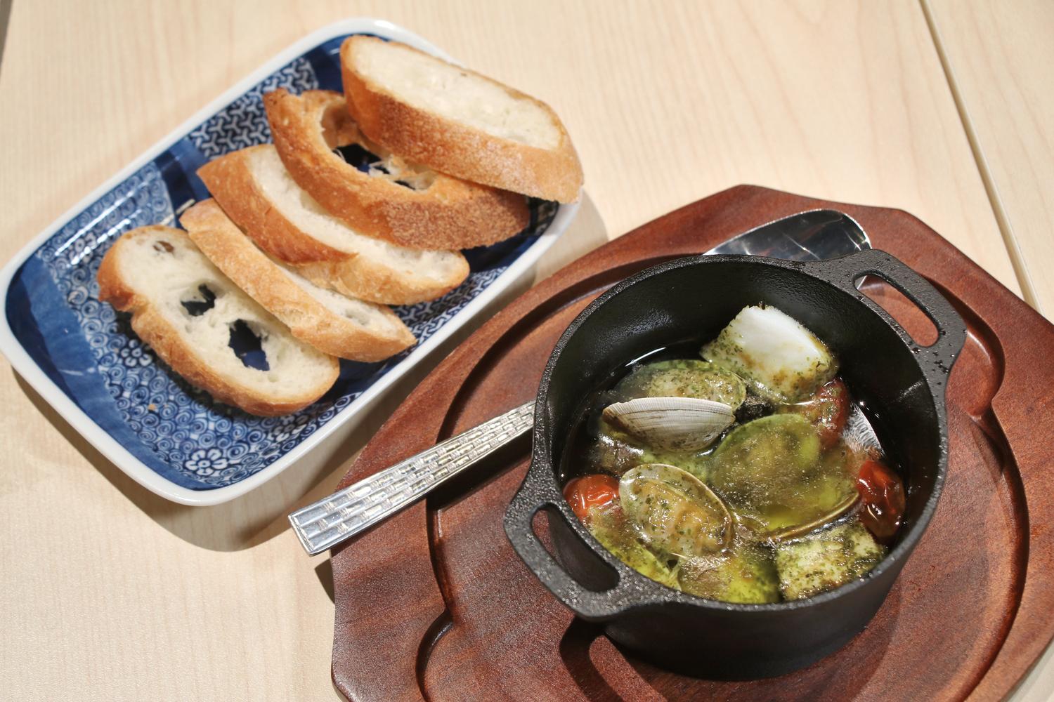 羅勒醬蒜香橄欖油煮魷魚蕃茄(配法包) $48