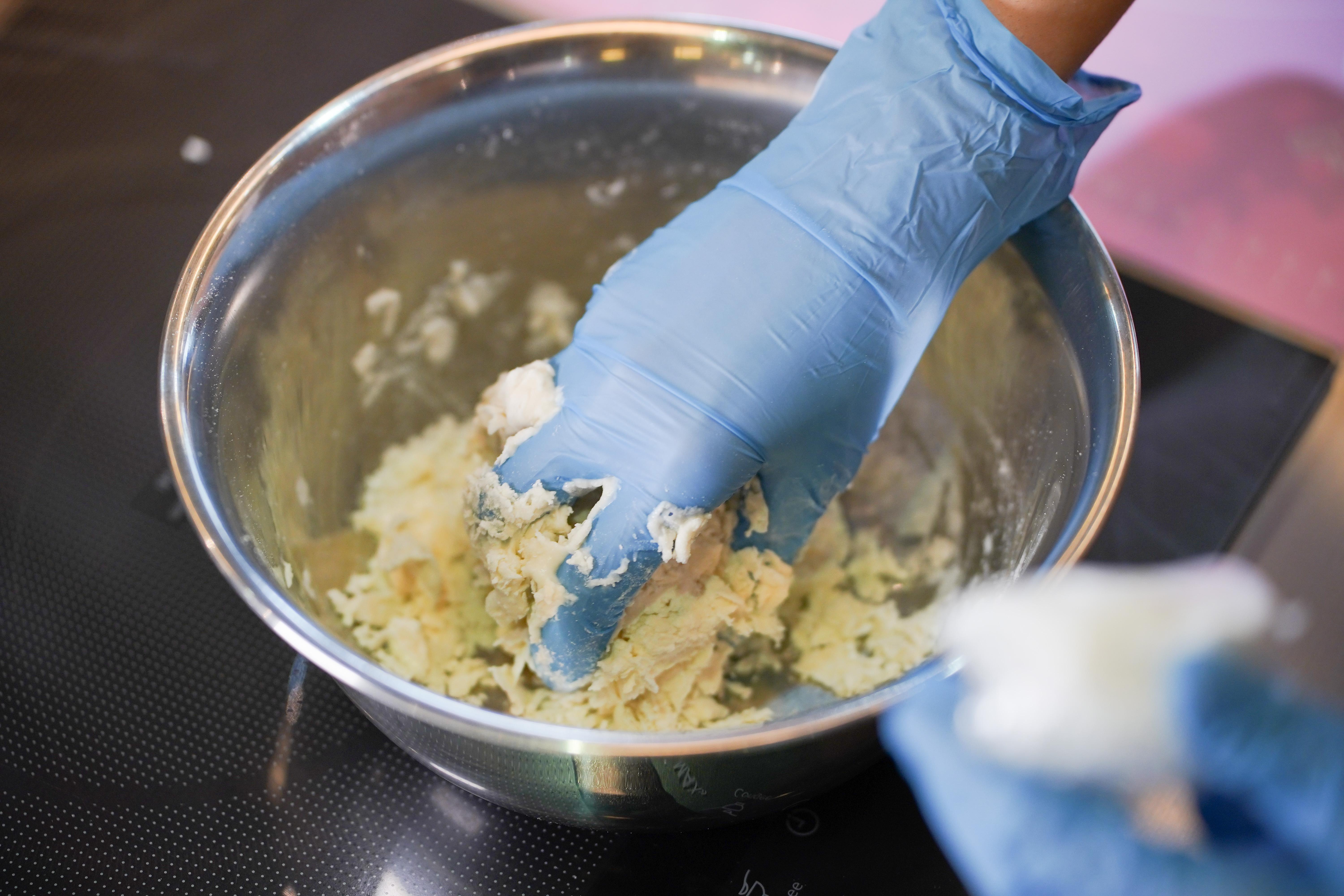 將水及豬油倒入已過籂的麵粉搓成團狀