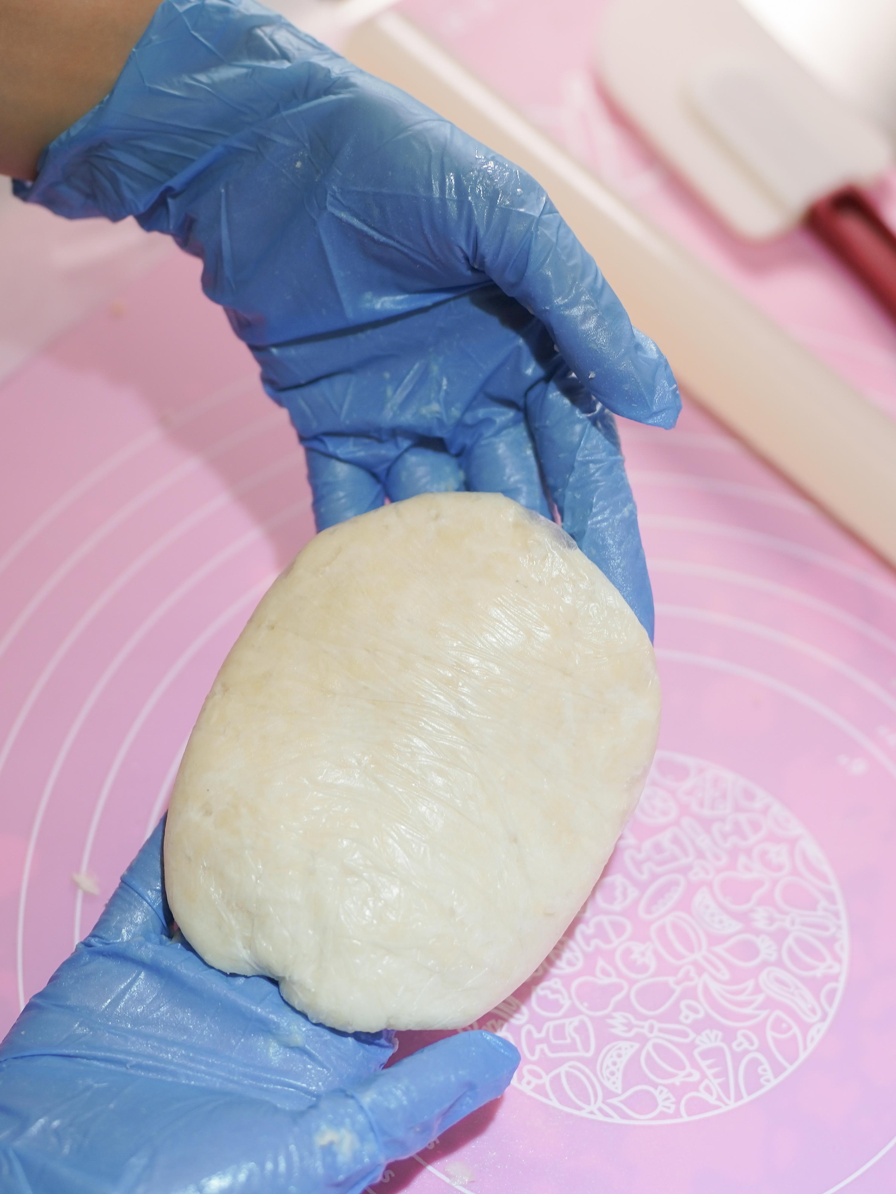 再將油酥皮及水皮壓平,必要時可加入手粉以保持粉團乾爽