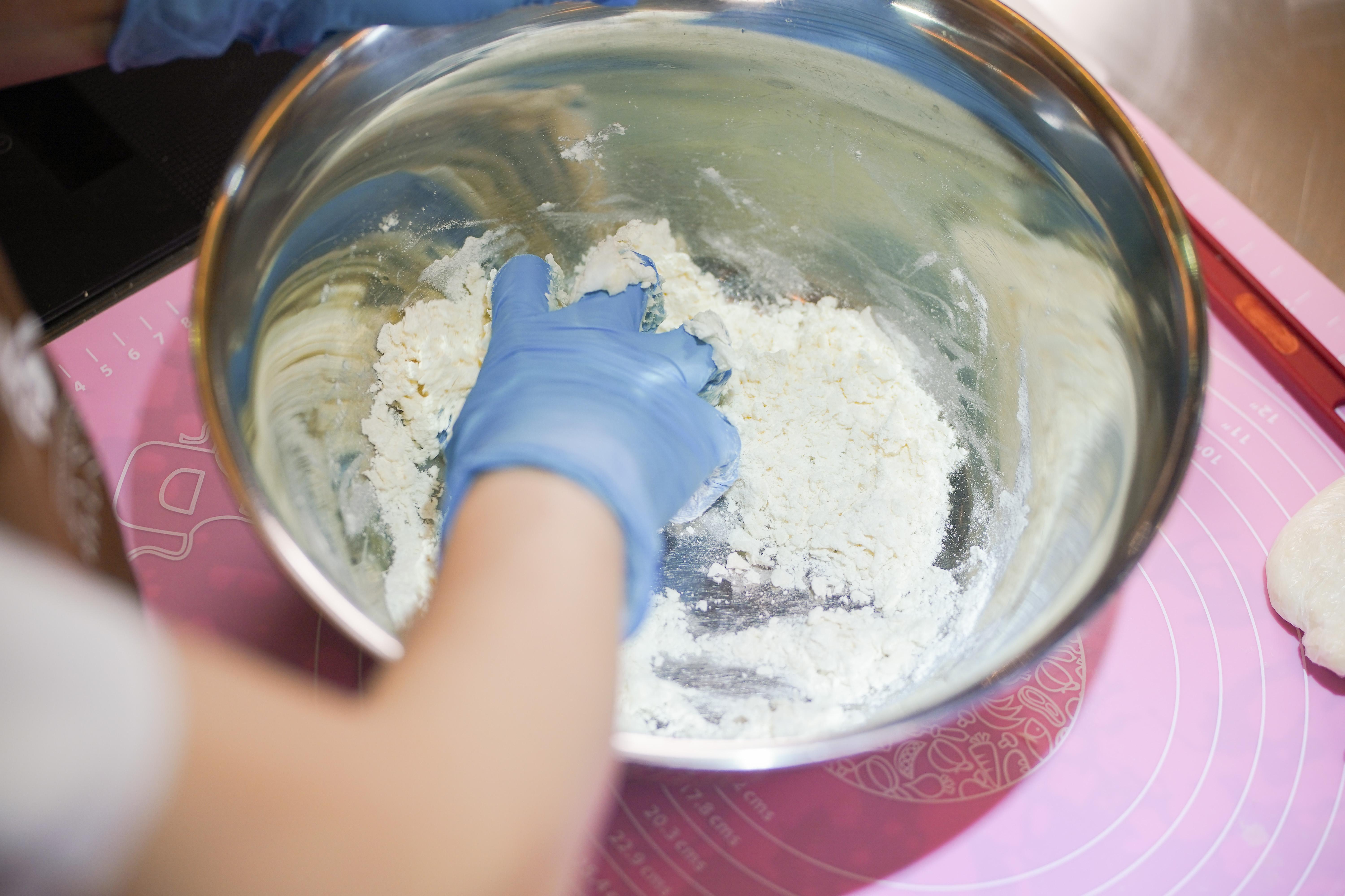 將豬油及低筋麵粉搓成油酥皮