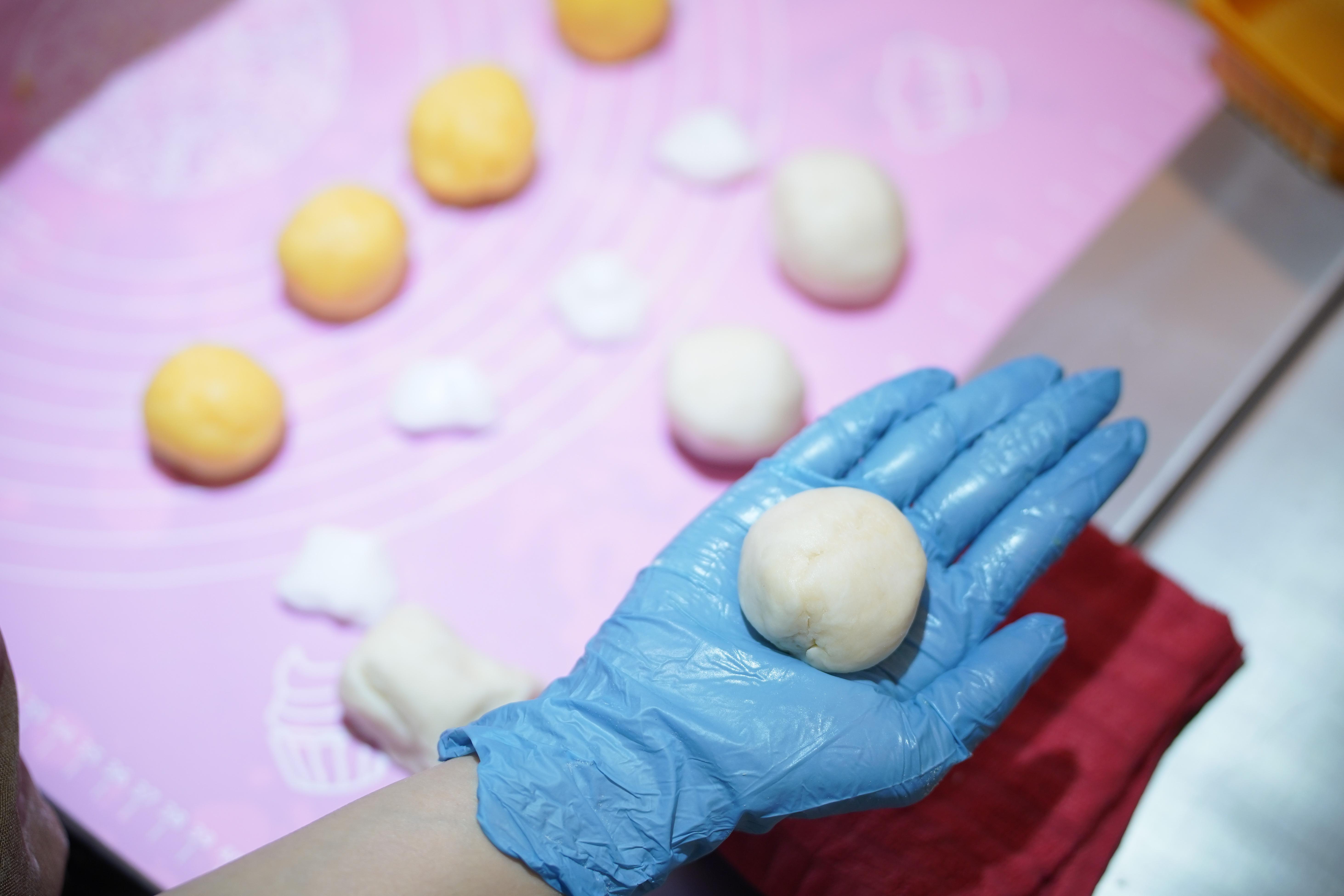 然後將麵團、麻糬及奶皇餡平均分成4等份