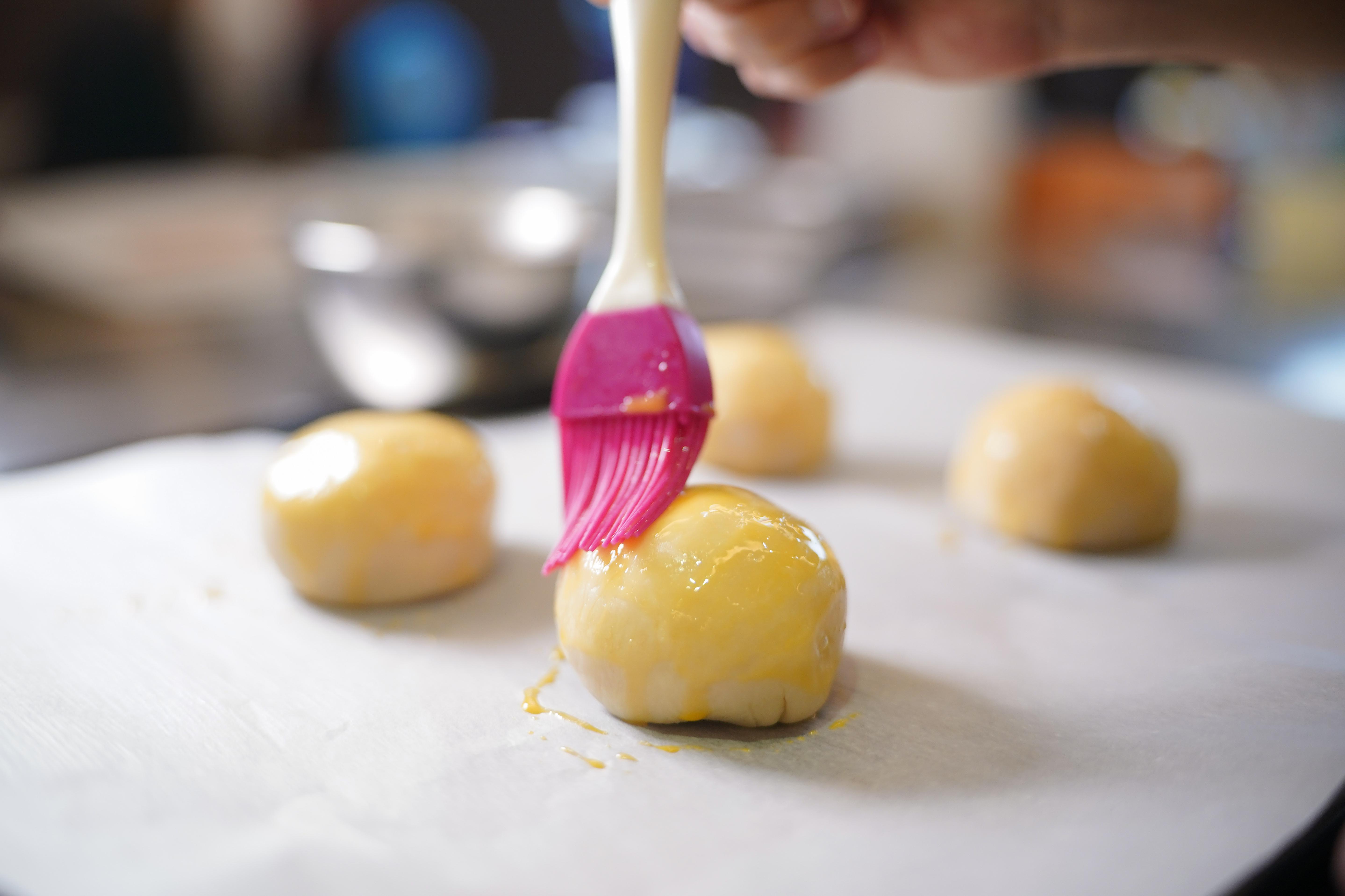 放在牛油紙上塗上蛋漿,放入預熱焗爐230度,焗4-5分鐘。