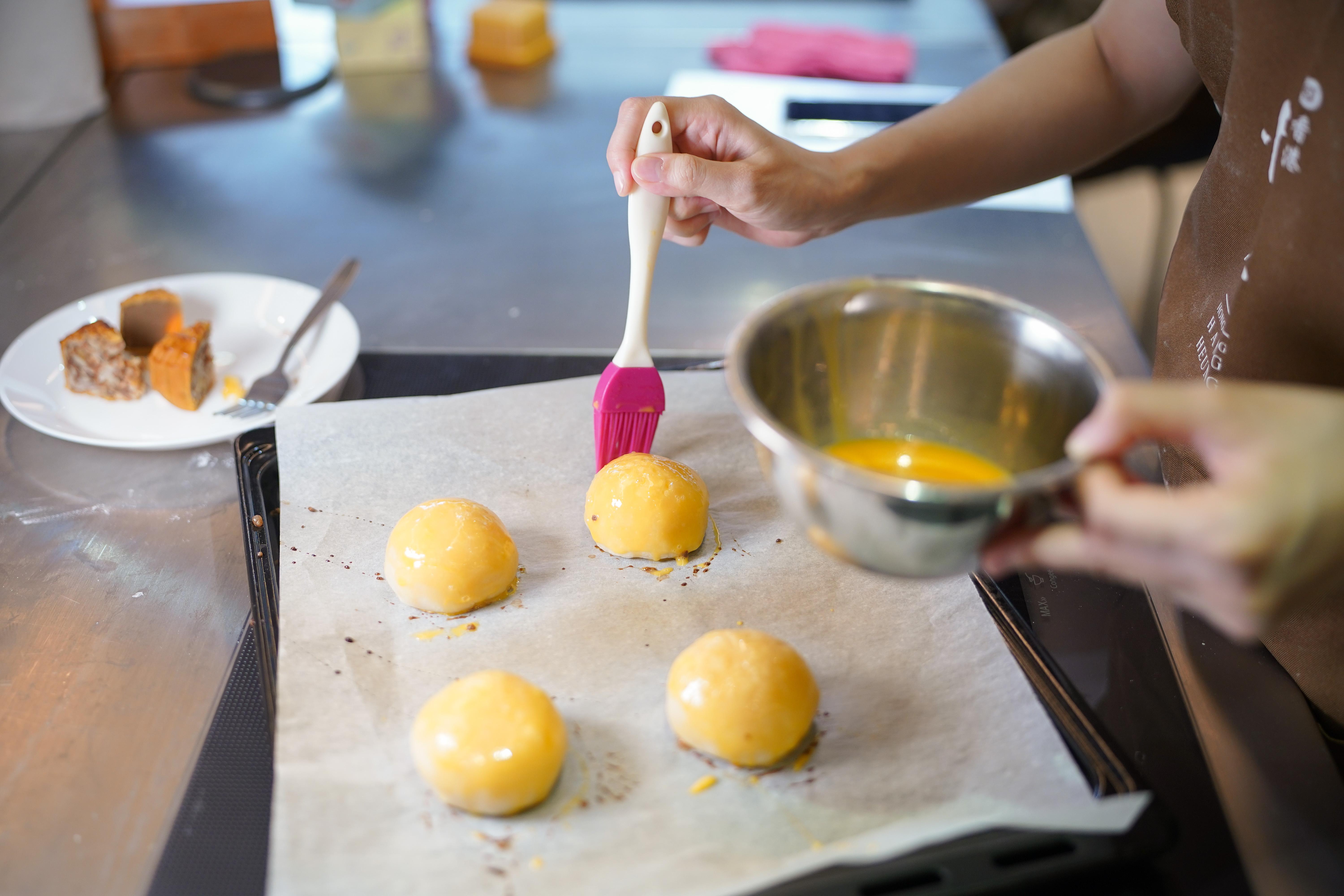 取出再掃上蛋漿,轉盤再焗4-5分鐘,最後多焗1分鐘即可。