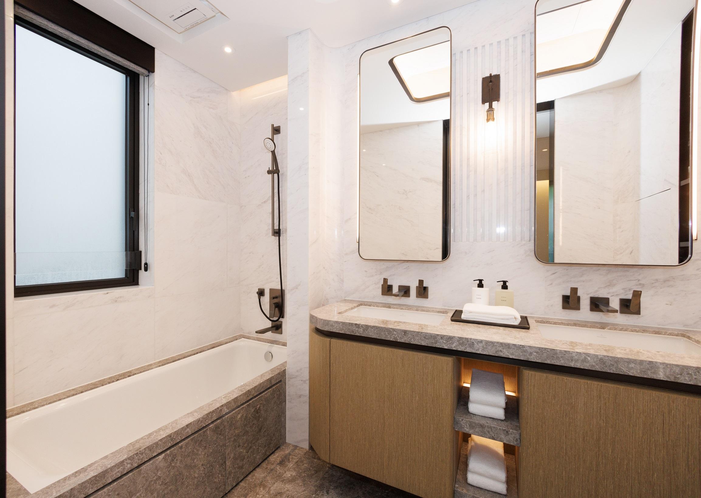 豪宅新盤|林海山城現樓1160方呎三房示位 大理石應用於餐桌和牆壁 貫穿客飯廳