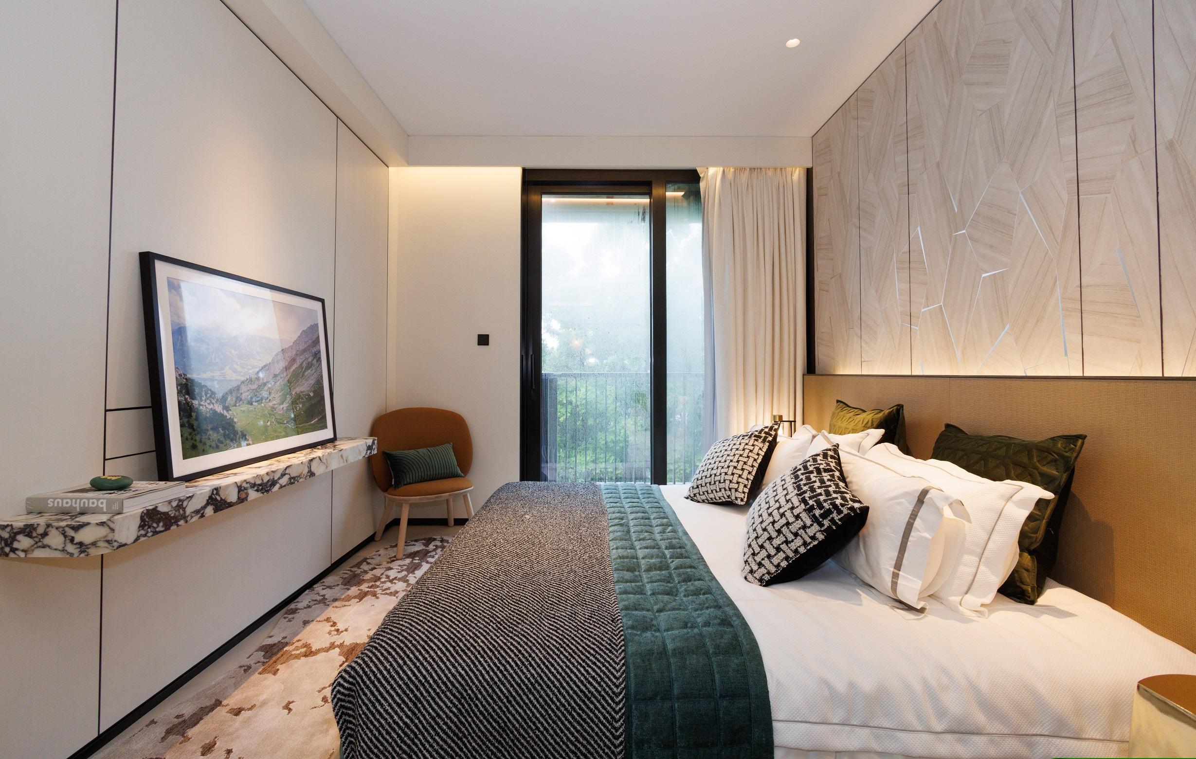 豪宅新盤|林海山城現樓1160方呎三房示位 大理石應用於餐桌和牆壁 貫穿客飯廳