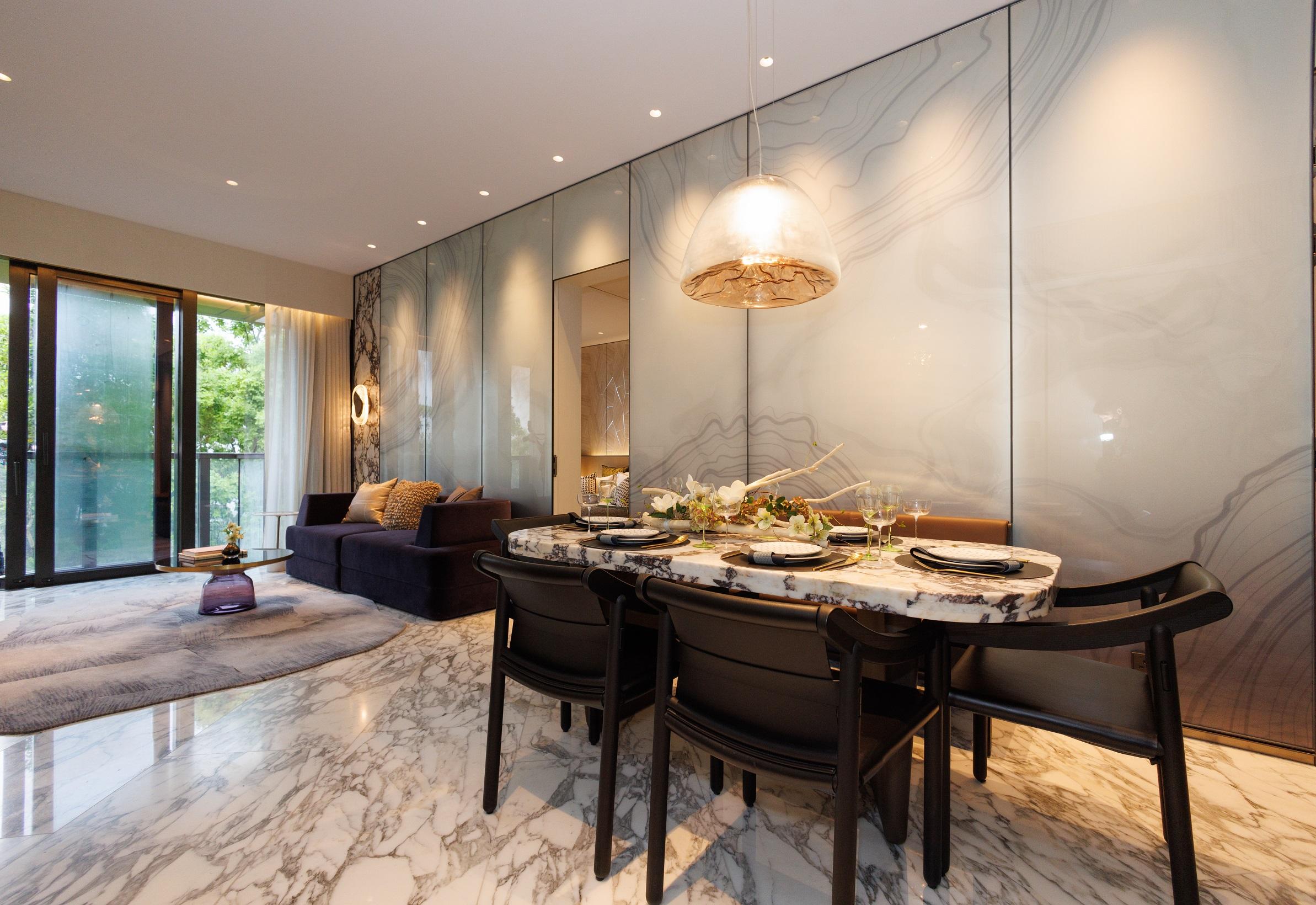 豪宅新盤|林海山城現樓1160方呎三房示位 大理石應用於餐桌和牆壁 貫穿客飯廳