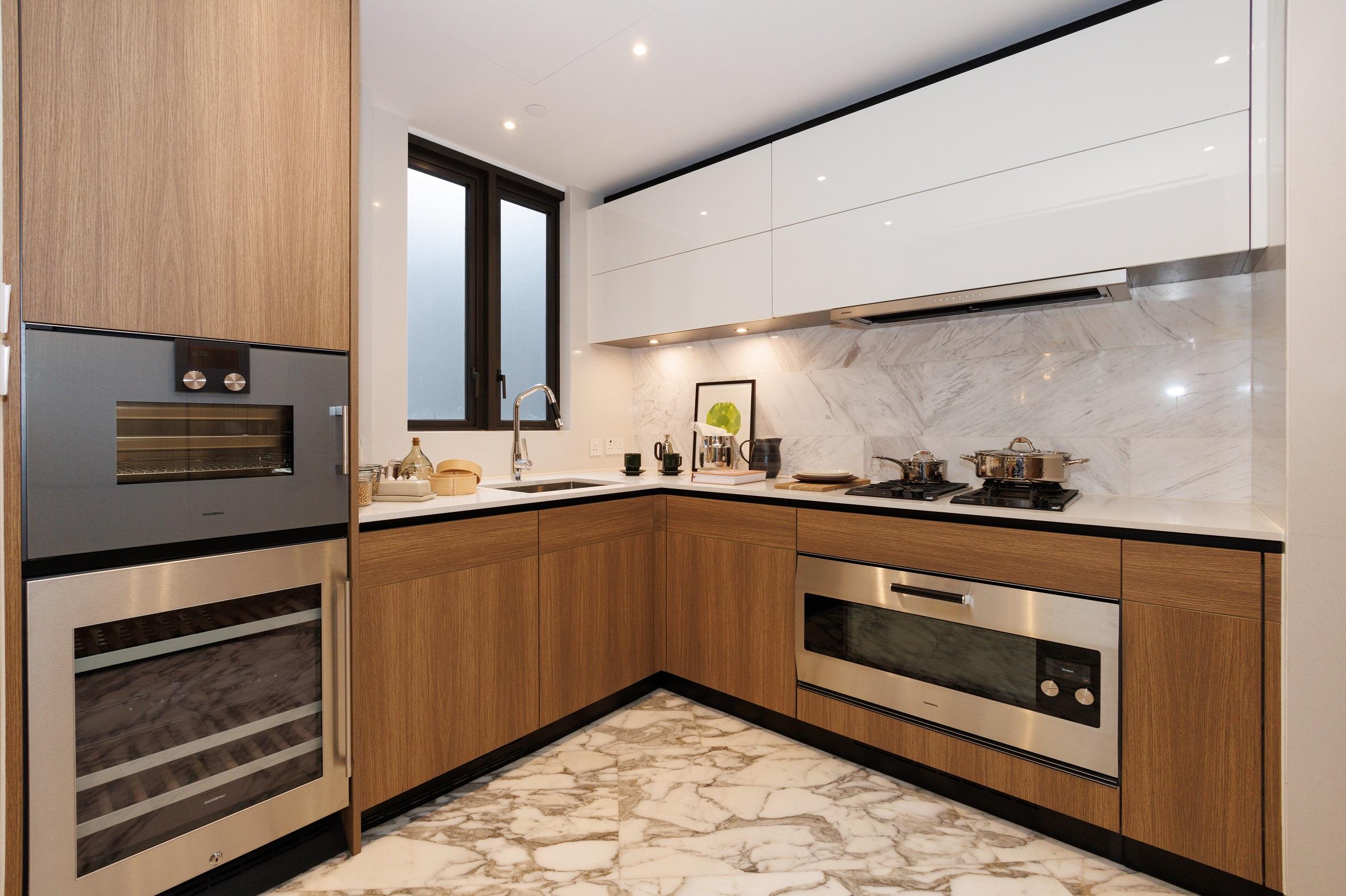 豪宅新盤|林海山城現樓1160方呎三房示位 大理石應用於餐桌和牆壁 貫穿客飯廳