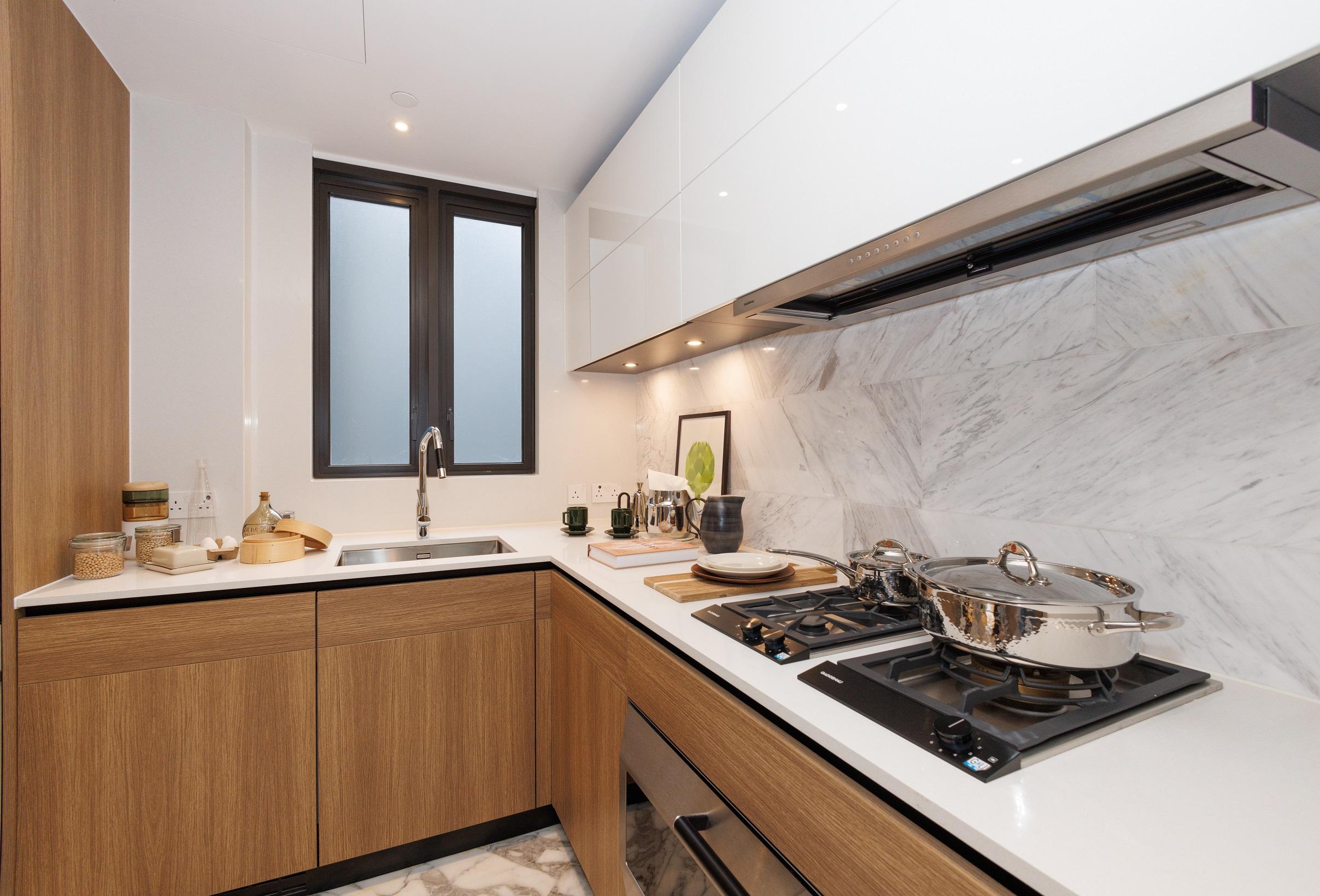 豪宅新盤|林海山城現樓1160方呎三房示位 大理石應用於餐桌和牆壁 貫穿客飯廳