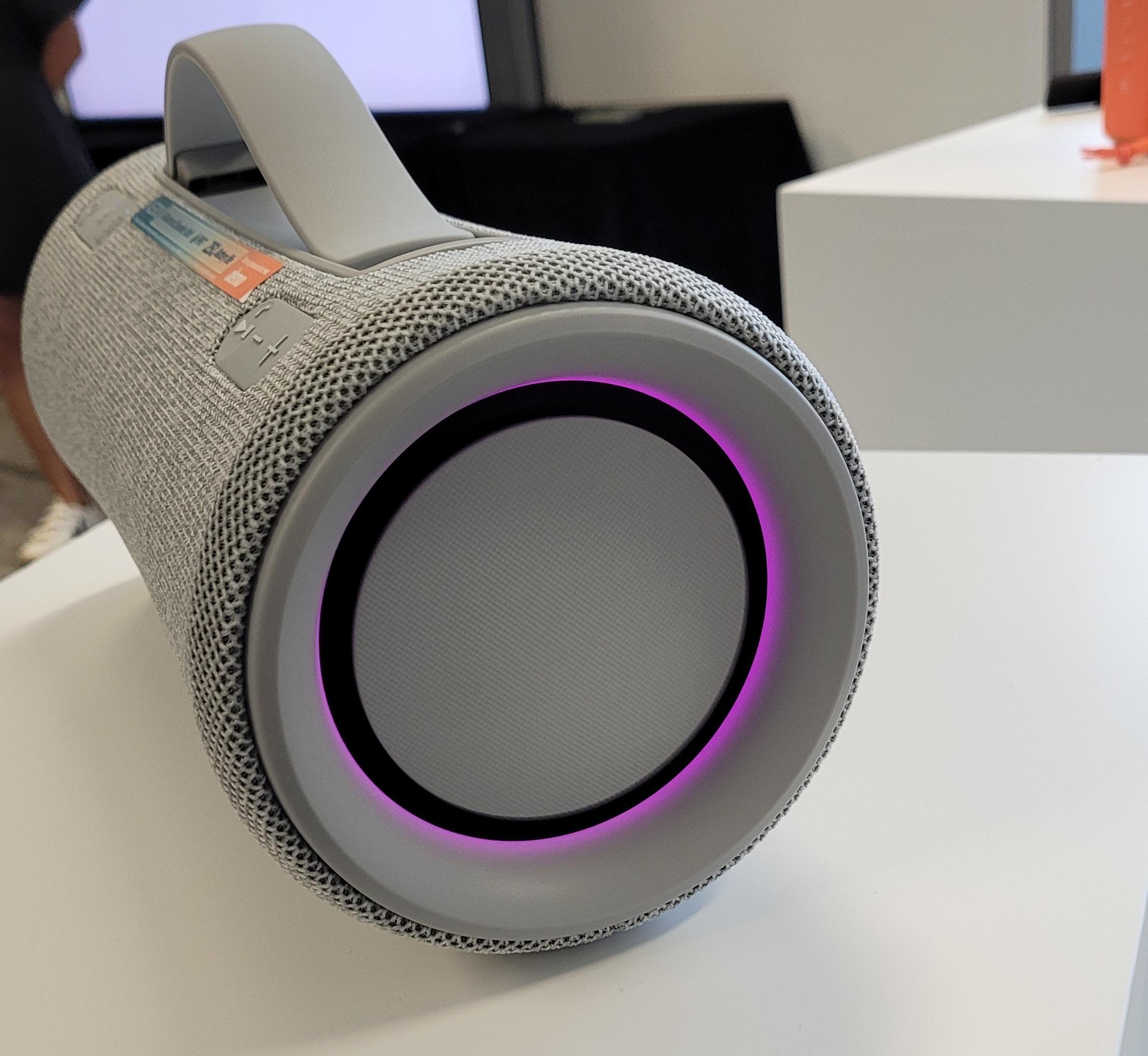 照明燈效隨音樂閃爍,增加派對氣氛。