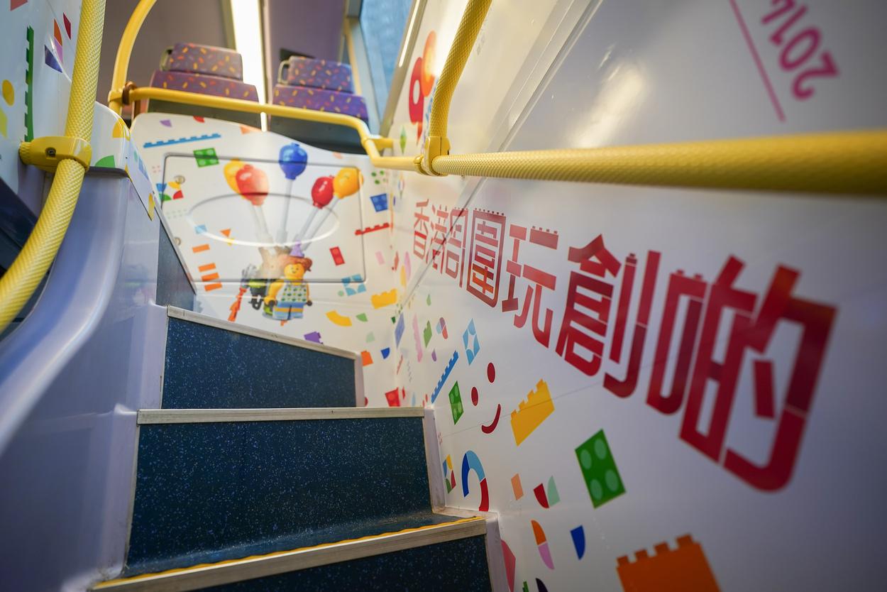 巴士內貼滿不同樂高裝飾。