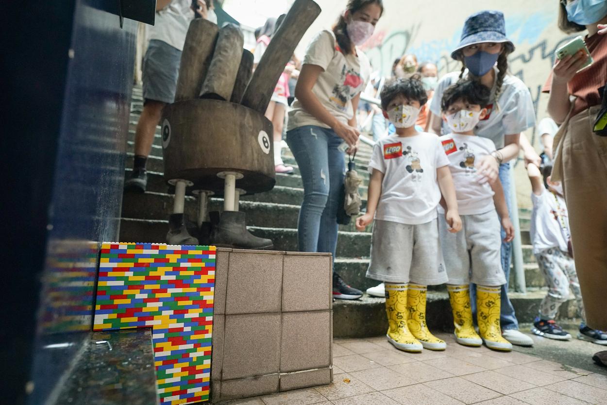 以樂高顆粒修補受損建築物。