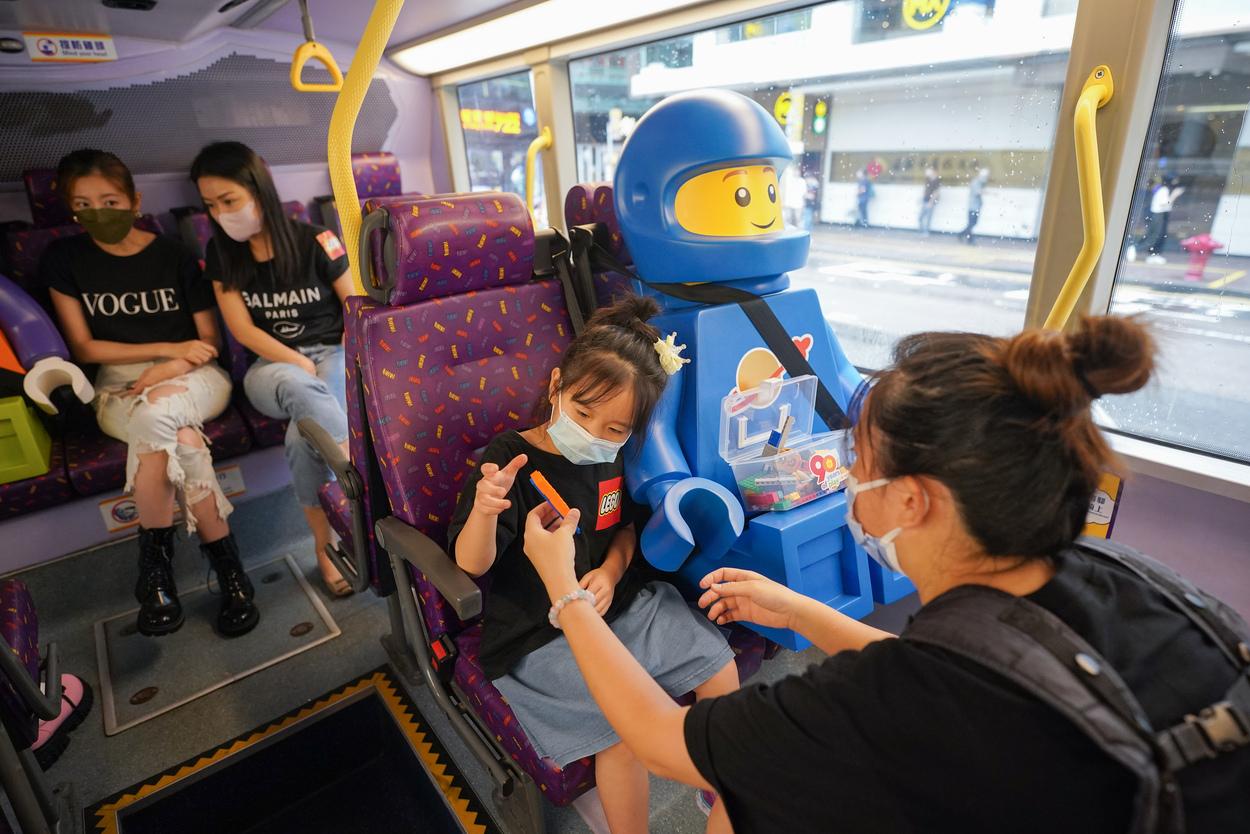 巴士上下層都有巨型樂高公仔坐陣。