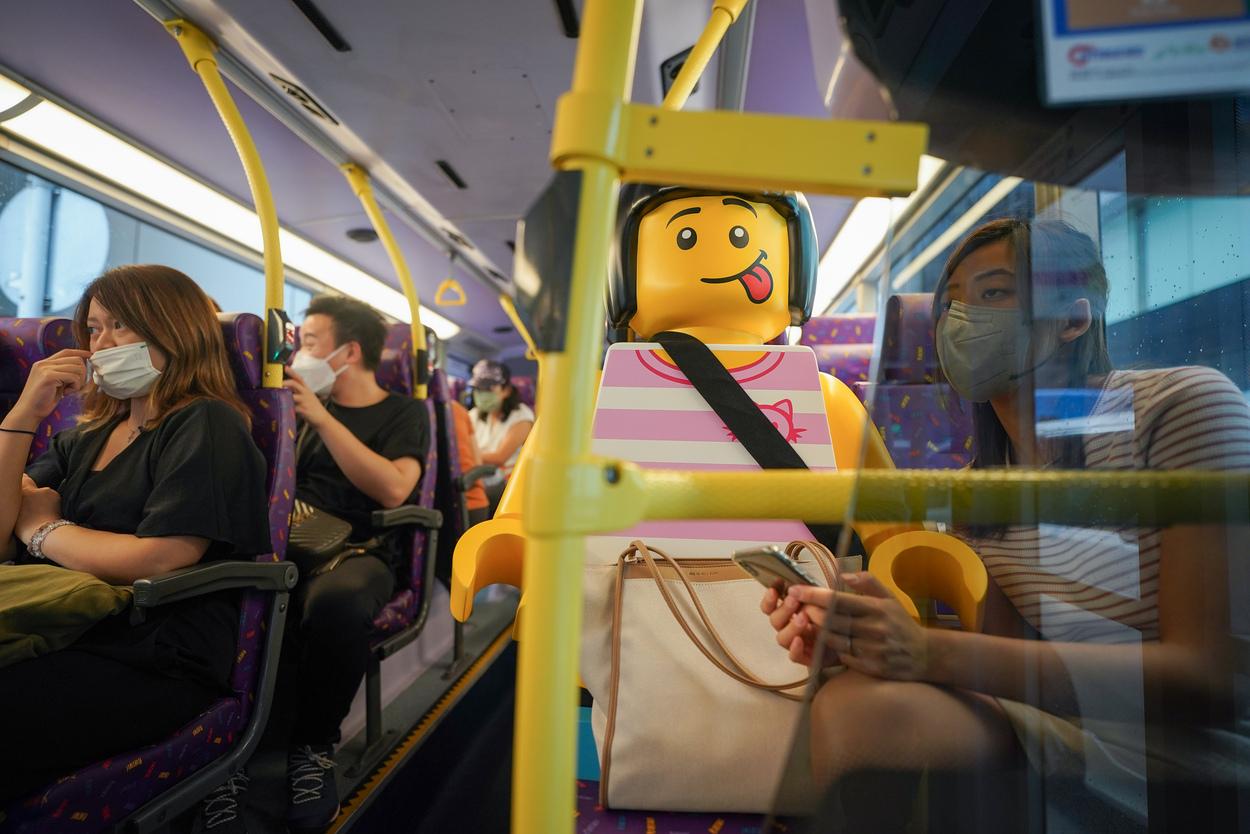 巴士上下層都有巨型樂高公仔坐陣。