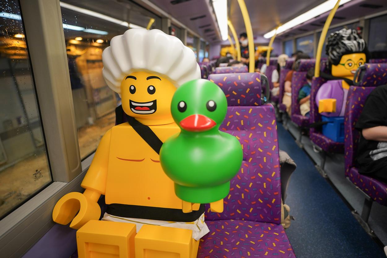 巴士上下層都有巨型樂高公仔坐陣。