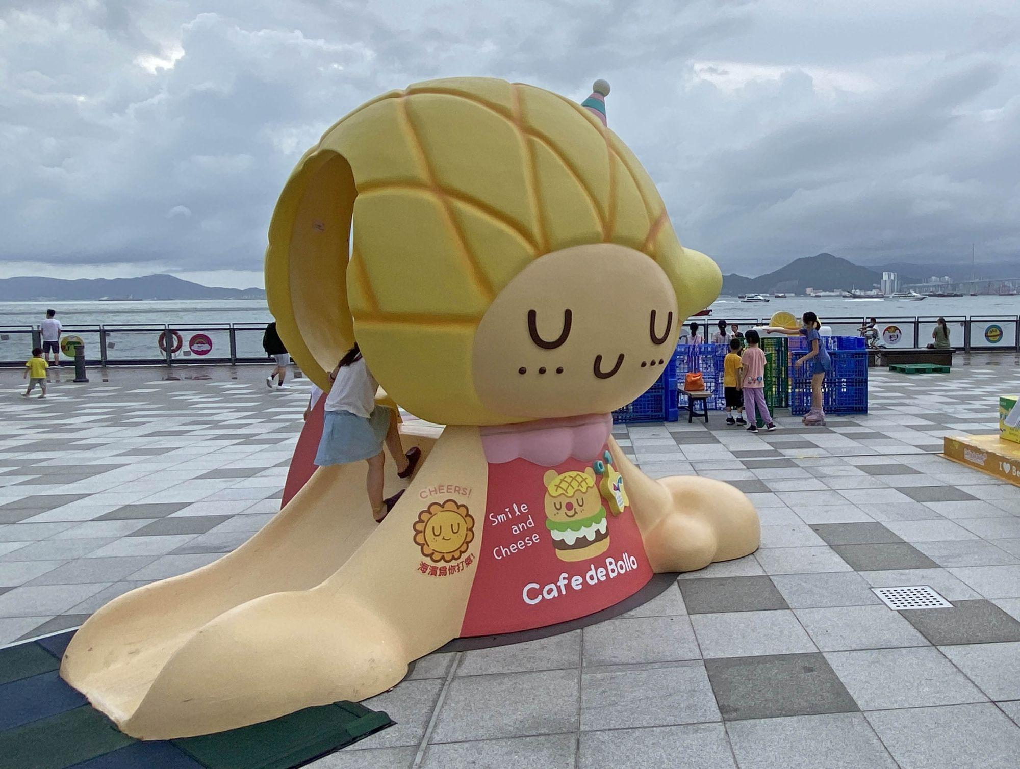 堅尼地城的卑路乍灣海濱長廊設有多個活動裝置,包括「波蘿油妹妹」的滑梯、氹氹轉杯、搖搖板,以及「Messy Desk」的遊樂設施。