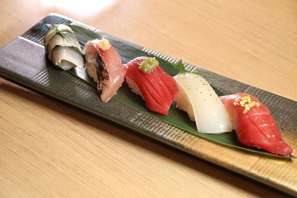 選用日本直送的時令魚鮮,供應 13 貫款式不一的壽司