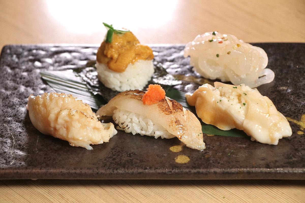 選用日本直送的時令魚鮮,供應 13 貫款式不一的壽司