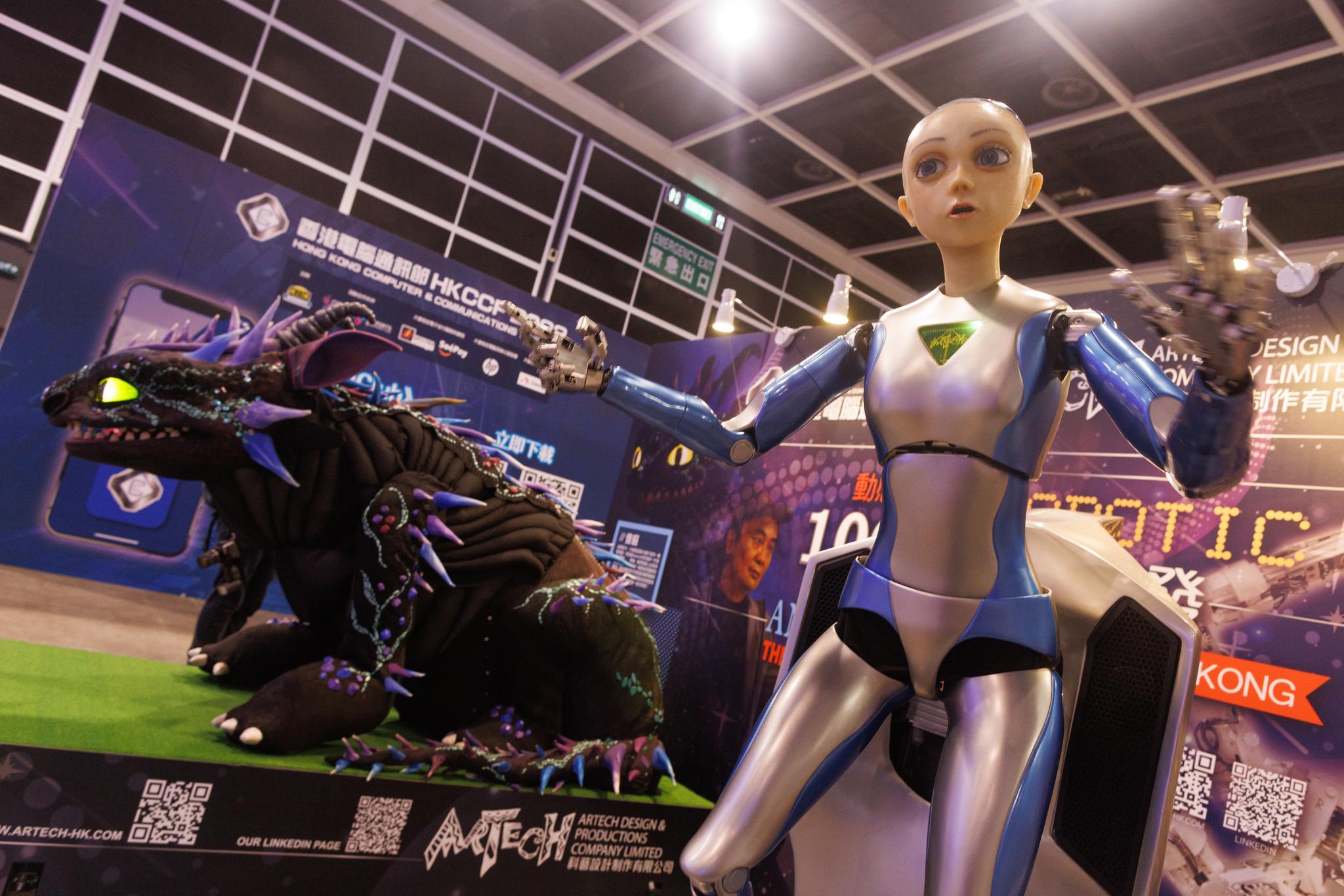 場內除了不同電子產品優惠外,更有互動專區。其中大家可以與港產AI機械進行互動。
